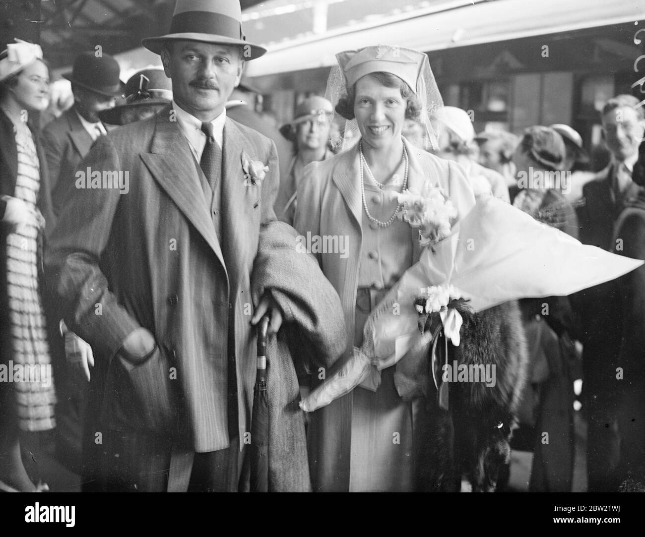 Sir Roger Lumley, nuovo governatore di Bombay, lasciò la stazione Victoria dal Bombay Express per prendere la sua nomina. 2 settembre 1937 Foto Stock