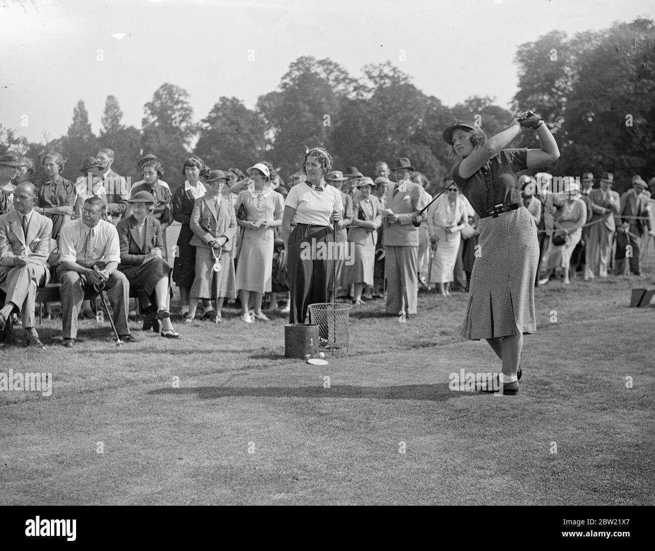 Il capitano scozzese Miss Sheila Stroyan guida dal primo tee guardato da Miss Peggy Edwards, il capitano britannico. Al campionato di golf delle ragazze, Stoke Poges, Buckinghamshire. 6 settembre 1937. Foto Stock