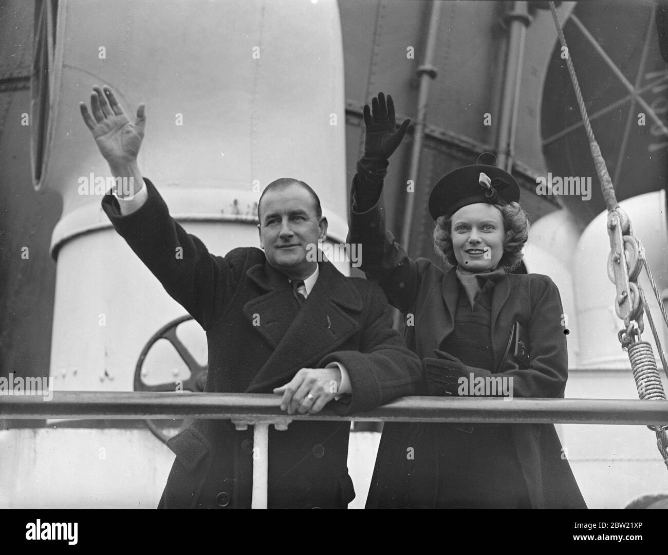 La signora Anna Neagle, l'attrice britannica è arrivata alla stazione di Waterloo, Londra, a bordo del treno Nomentie al suo ritorno dall'America per iniziare le prove per Peter Pan (in cui gioca la parte principale). Il commercio di Natale sarà organizzato al Palladium di Londra solo per i matinée. 29 novembre 1937. Foto Stock