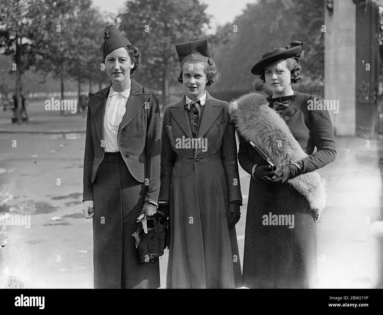 Sfilata di cappello nel St James's Park. Tre. Stranamente assortiti e originali cappelli moda visto nel sole di settembre a St James's Park oggi (Domenica). 26 settembre 1937 Foto Stock