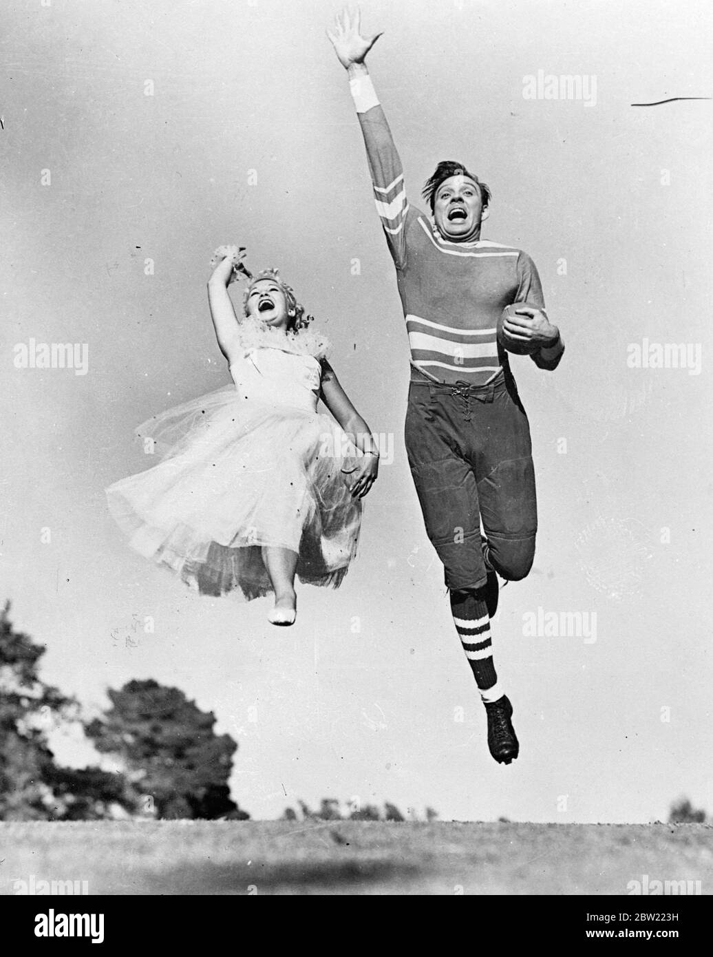 Il campo di calcio, rappresentato da Ralph Byrd, ex calciatore professionista americano che gioca ora nei film, cerca di emulare la grazia del balletto, amplificato da Gloria Rich, fino a poco tempo fa membro degli scandali di George White, uno dei reves più conosciuti d'America, in un luogo appartato vicino a Hollywood. 23 settembre 1937 Foto Stock