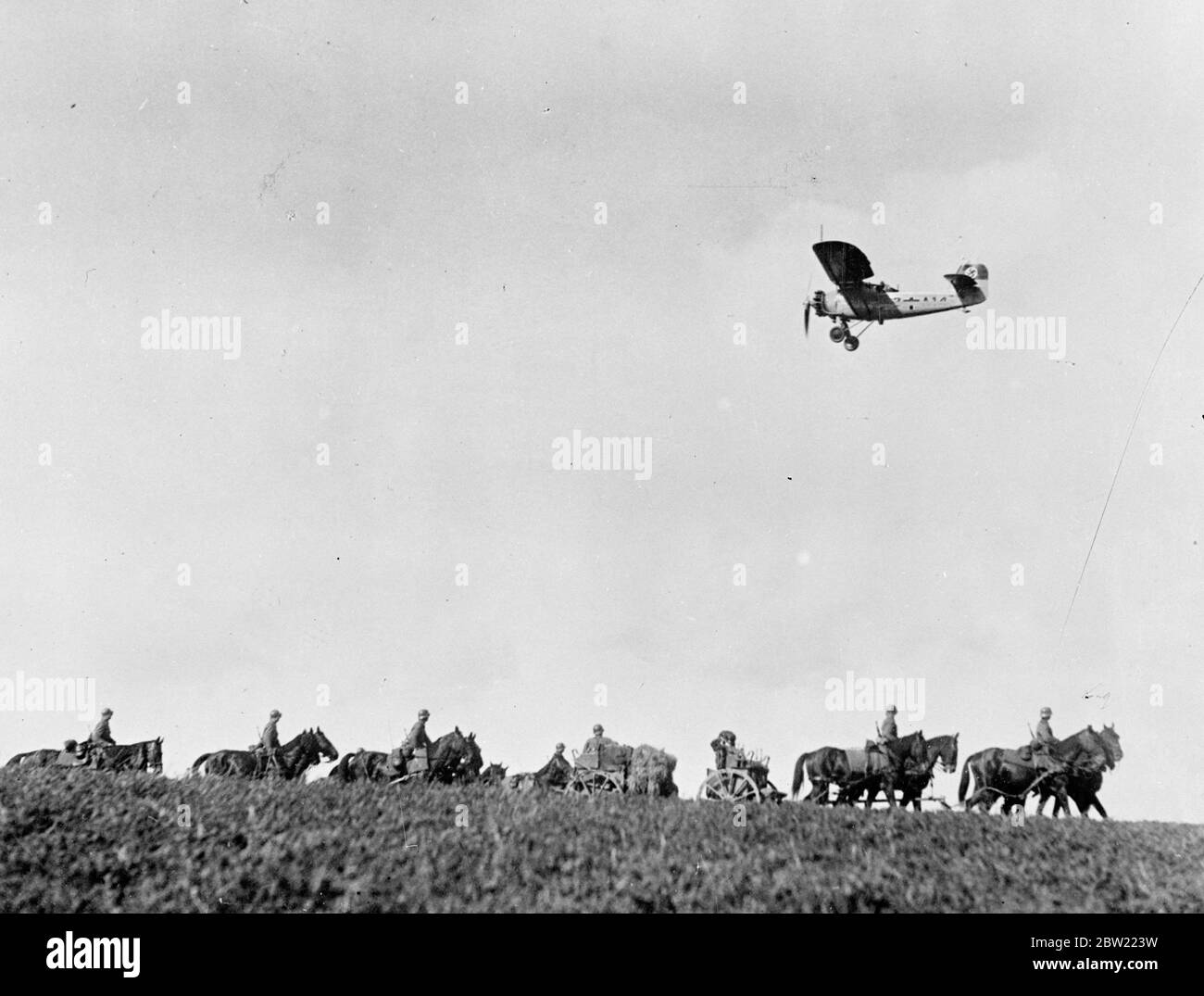 Il Cancelliere Hitler, che presto sarà affiancato dal Signore Mussolini, è già un attento osservatore delle manovre combinate terra, mare e aria delle forze tedesche nel Meclemburgo e Pomerania e al largo della costa baltica della Germania settentrionale. Gli esercizi sono controllati dal Field Marshal von Bloomberg, il ministro della guerra tedesco. Un aereo che sorvola le forze terrestri nella tranquilla campagna della Germania settentrionale durante le manovre combinate. 23 settembre 1937 Foto Stock