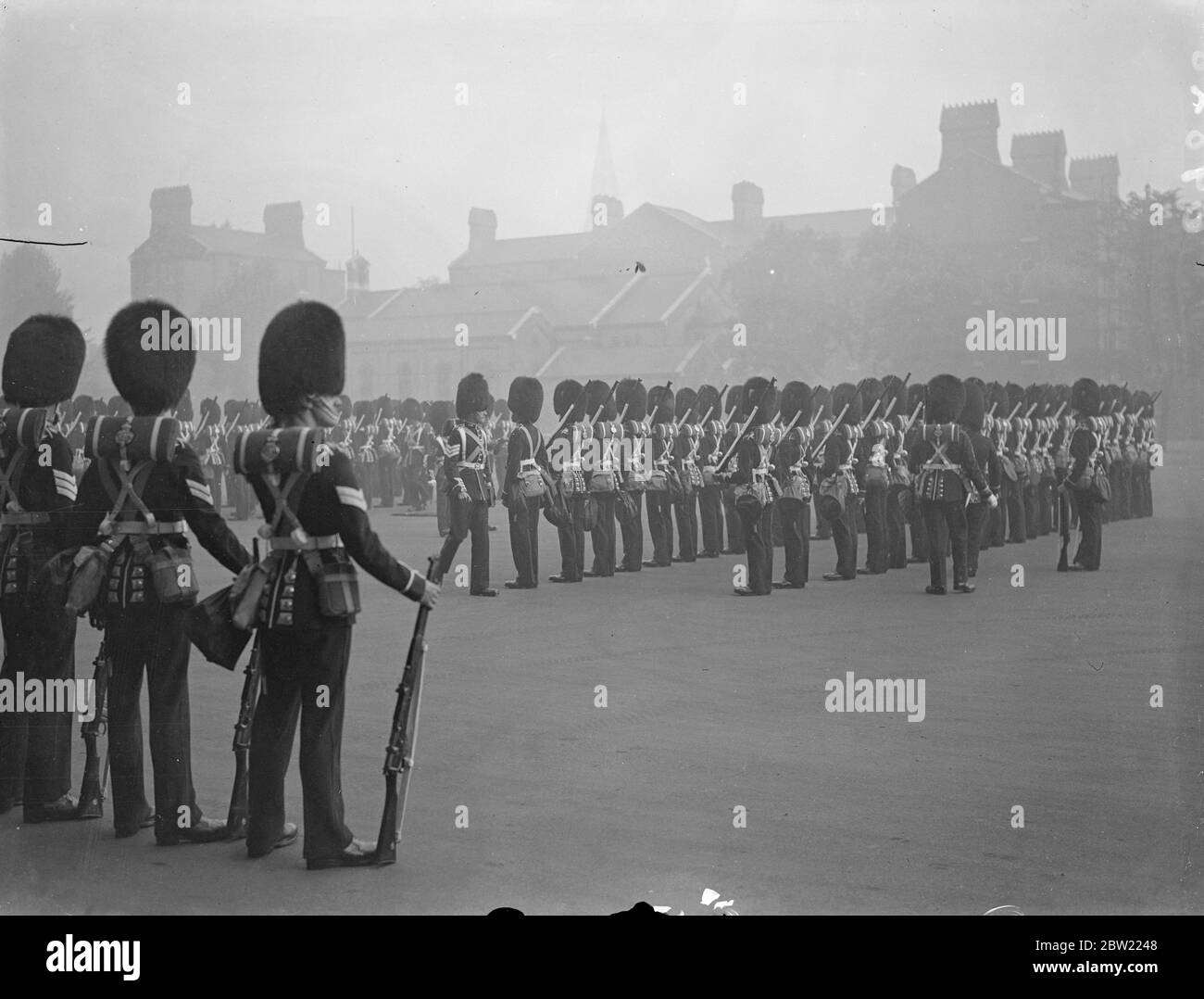 Le 3rd guardie di Grenadier sono state ispezionate da Lt col Sir John Aird alle caserme di Chelsea a Londra quando sono partiti per sostituire le seconde guardie di Battaglione Coldstream a Windsor come parte del cambiamento intorno ai quarti che sono stati effettuati nel comando di distretto di Londra. 29 settembre 1937. Foto Stock