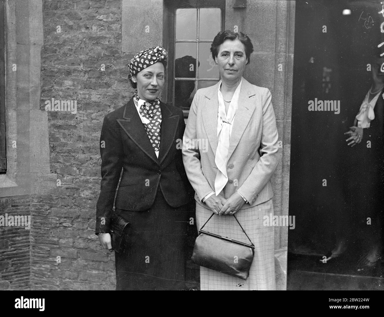 Donna costruttore navale eletto presidente alla conferenza degli ingegneri femminili a Londra. La signora C H Douglas, moglie del maggiore CRH Douglas, leader del credito sociale e direttore e direttore del cantiere navale di Hamble, è stata eletta presidente alla quindicesima conferenza annuale della Women's Engineering Society, aperta a Crosby Hall, Cheyne Walk, Chelsea. Succede, Miss Amy Johnson (Mrs Mollison), la donna dell'aria. Le donne che le hanno rese un marchio nel mondo dell'ingegneria partecipano alla conferenza. Foto mostra, signora C H Douglas, il nuovo presidente (destra), con Miss Amy Johnson, il presidente in pensione, alla con Foto Stock