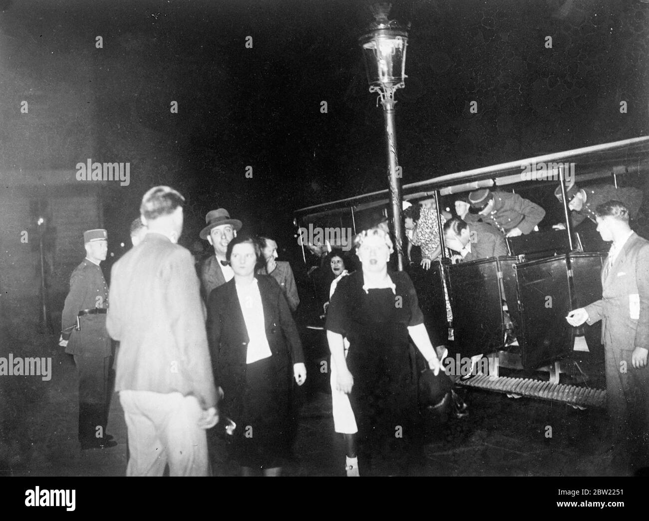 L'arrivo di sospetti alla sede della polizia di Parigi dopo un raid notturno. 11 settembre 1937. Foto Stock