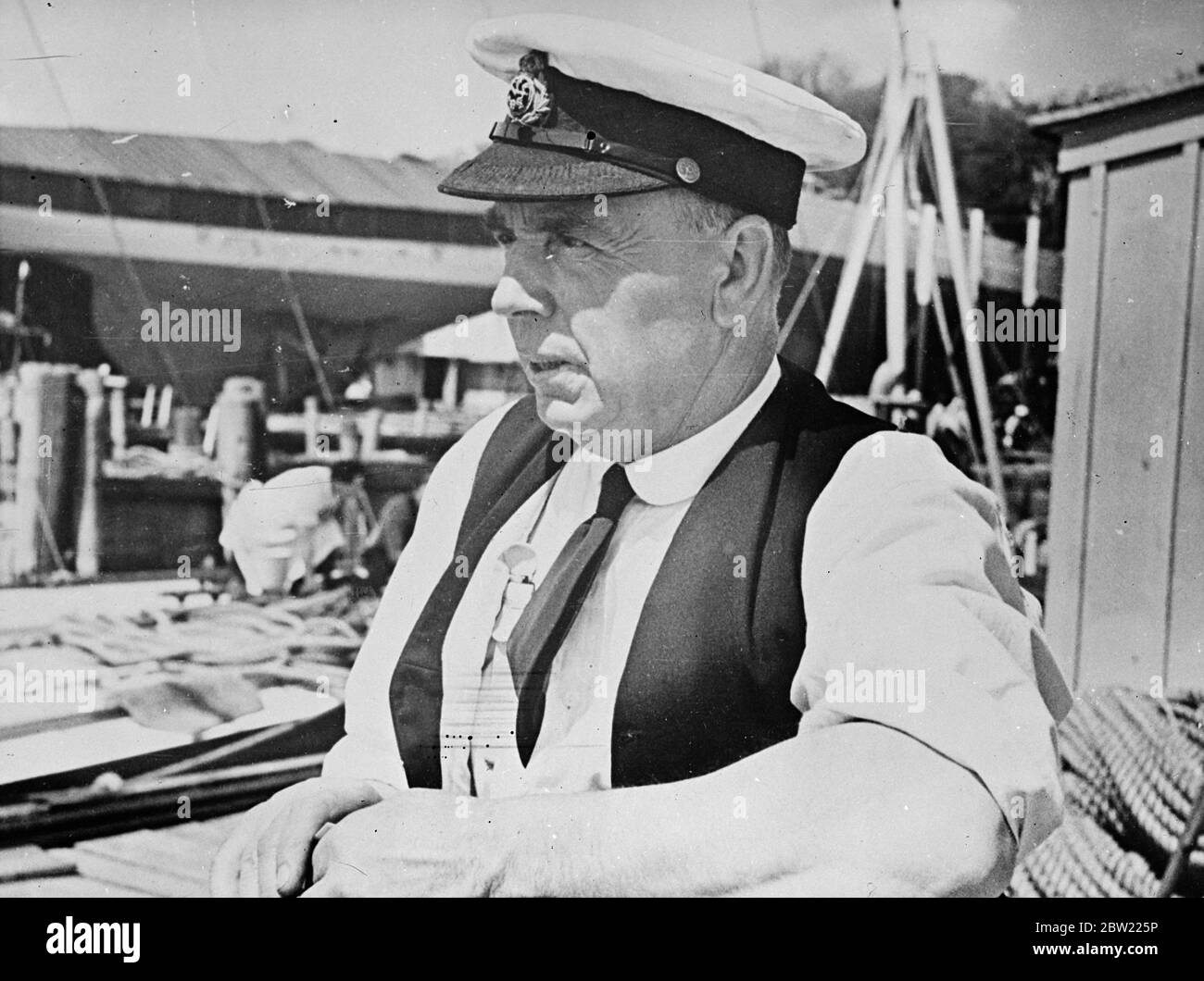 Il capitano G. H. Williams dello yacht Endeavour II del signor Tom Stopwith, ora a casa, dopo aver gareggiato nella gara americana della coppa, è riferito di essere morto. 23 settembre 1937 Foto Stock