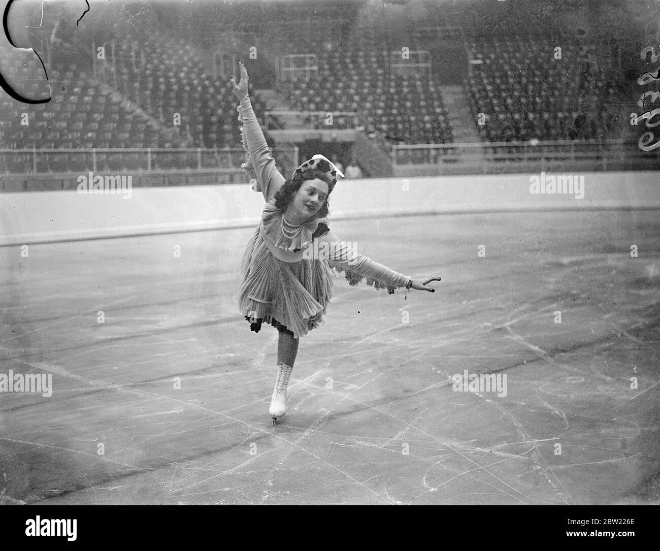 Miss Megan Taylor Swallow diving con grazia sul ghiaccio a Haringey, dove è stata seconda nel campionato mondiale amatoriale 1937, ha praticato sul ghiaccio per la mostra di figura e pattinaggio freestyle. 16 settembre 1937. Foto Stock
