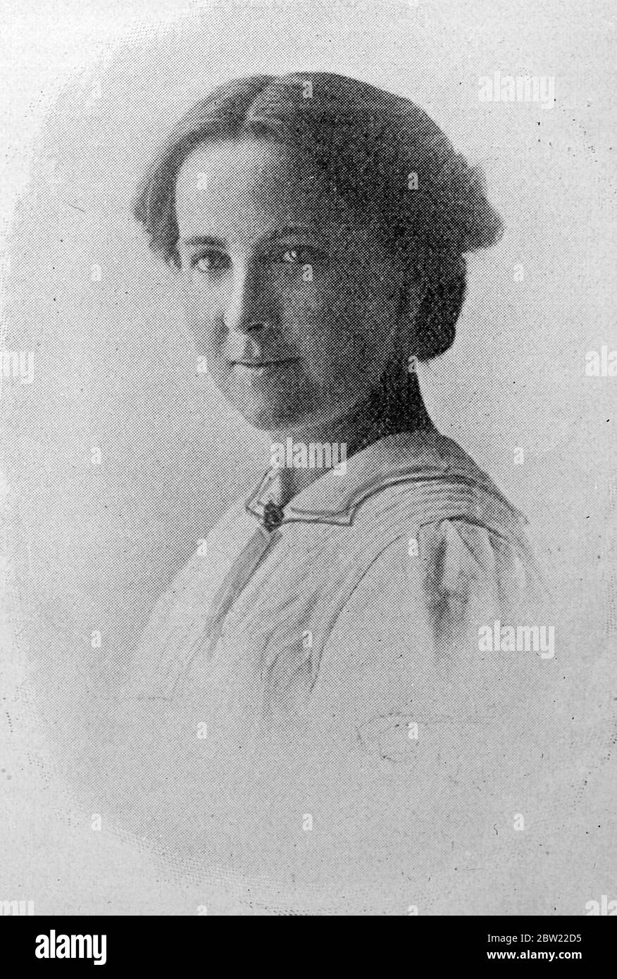 Spettacoli fotografici, Miss Mary Paton. Il cacciatorpediniere britannico Thracian è andato a Swabue nella Cina meridionale per il solo scopo di salvare la signorina Mary Paton del permesso dei presbiteri di Londra che è un missionario nella piccola città è l'unica cisti britannica nel loro e ora che il Giappone sta portando la guerra al sud Cina la nave da guerra è stata spedita per portarla in sicurezza. 13 settembre 1937. Foto Stock