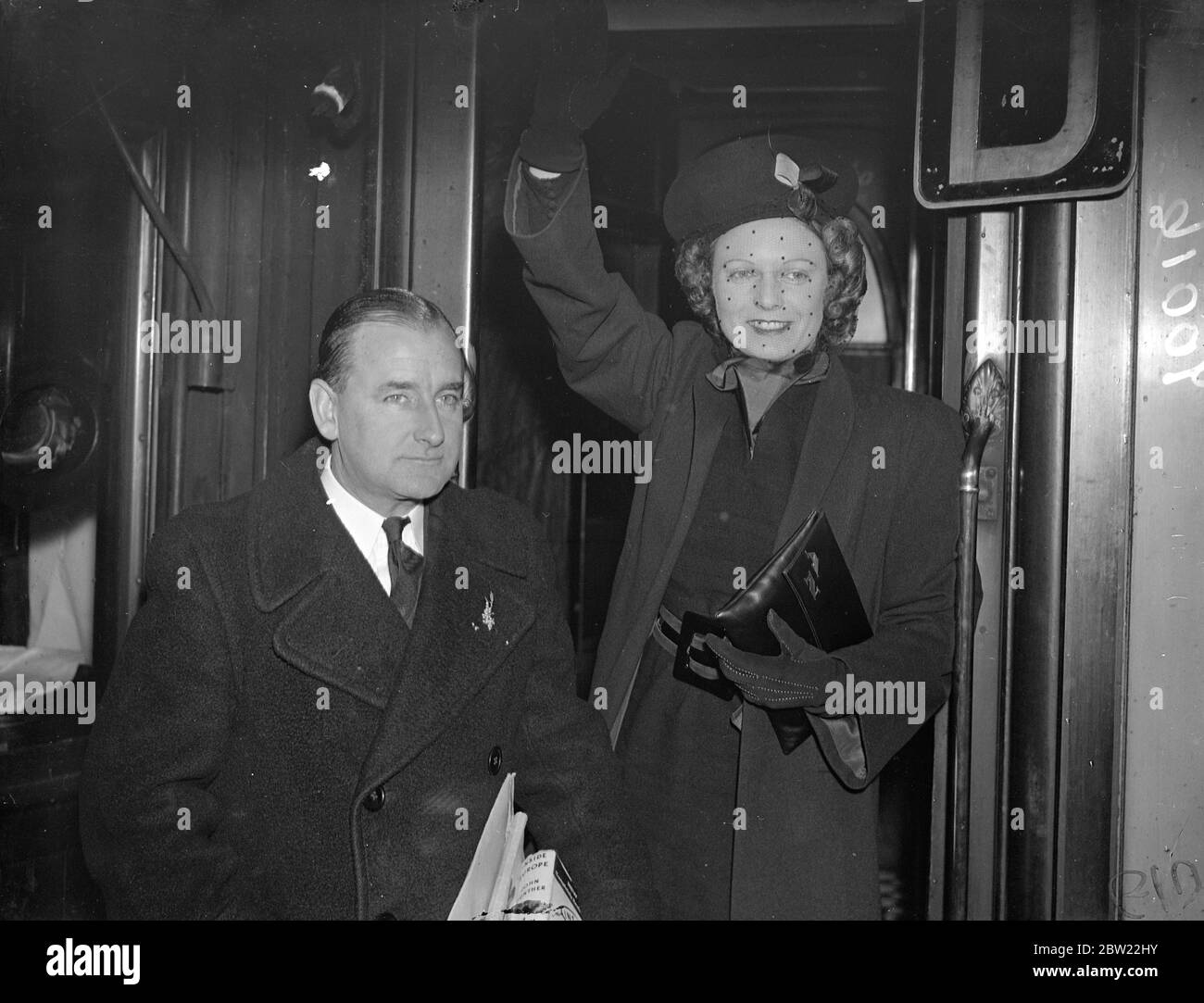 Anna Neagle, l'attrice del film e Herbert Wilcox, il produttore, hanno lasciato la stazione di Waterloo sul treno della barca Aquitania per un tour di America e Canada in connessione con la mostra di Victoria il grande. Il più alto è stato portato a New York, Washington, Hollywood, Toronto, MontrÃ©al e Ottawa. Saranno ricevuti dal governatore generale nella casa di governo di Ottawa. 6 ottobre 1937. Foto Stock