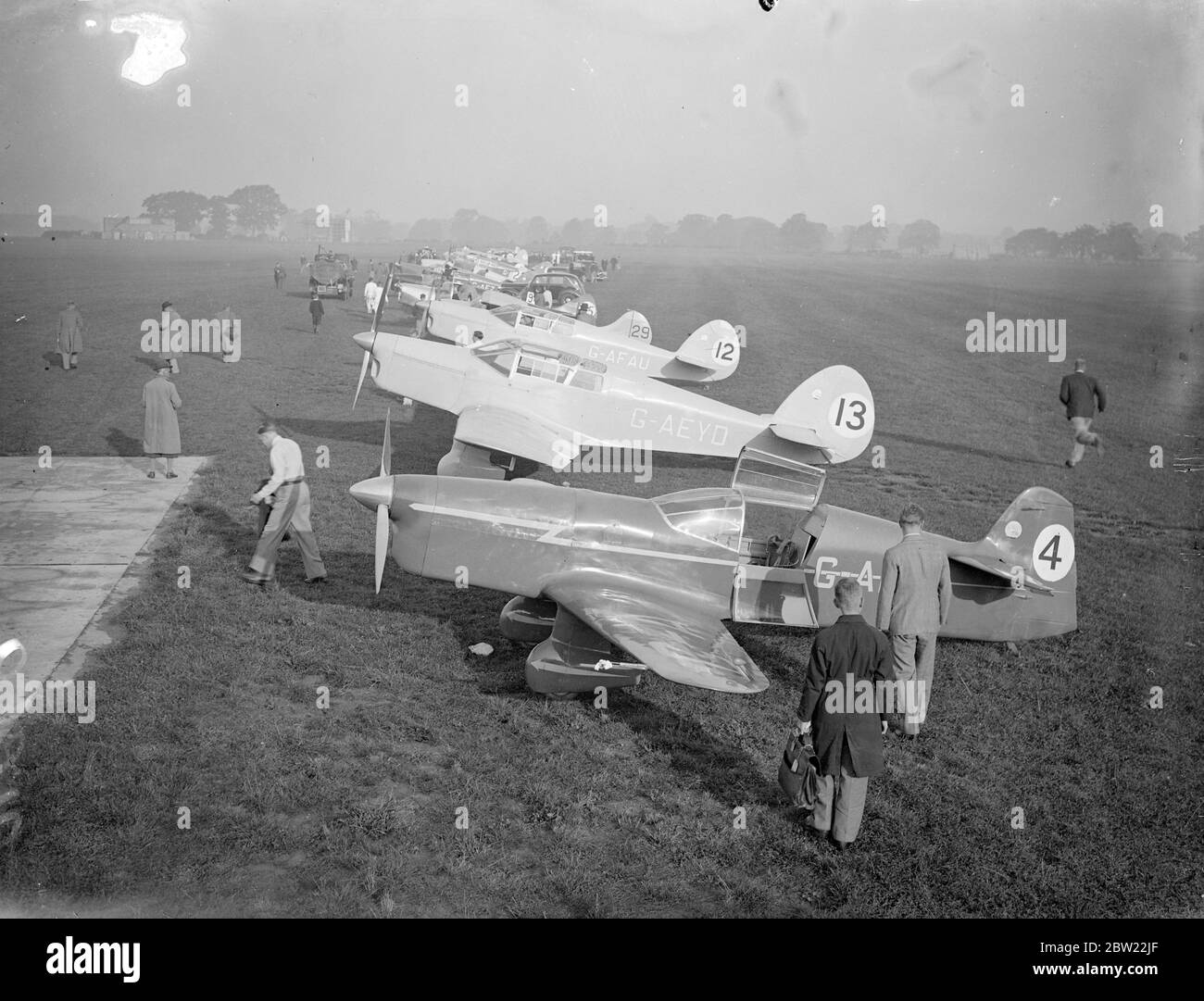 Gli aerei si allineano all'inizio della gara. 27 aerei decollato dall'aerodromo di Hatfield nel round di eliminazione della Kings Cup Airbase. Il percorso è di 786 miglia di viaggio in Gran Bretagna. 10 settembre 1937 Foto Stock