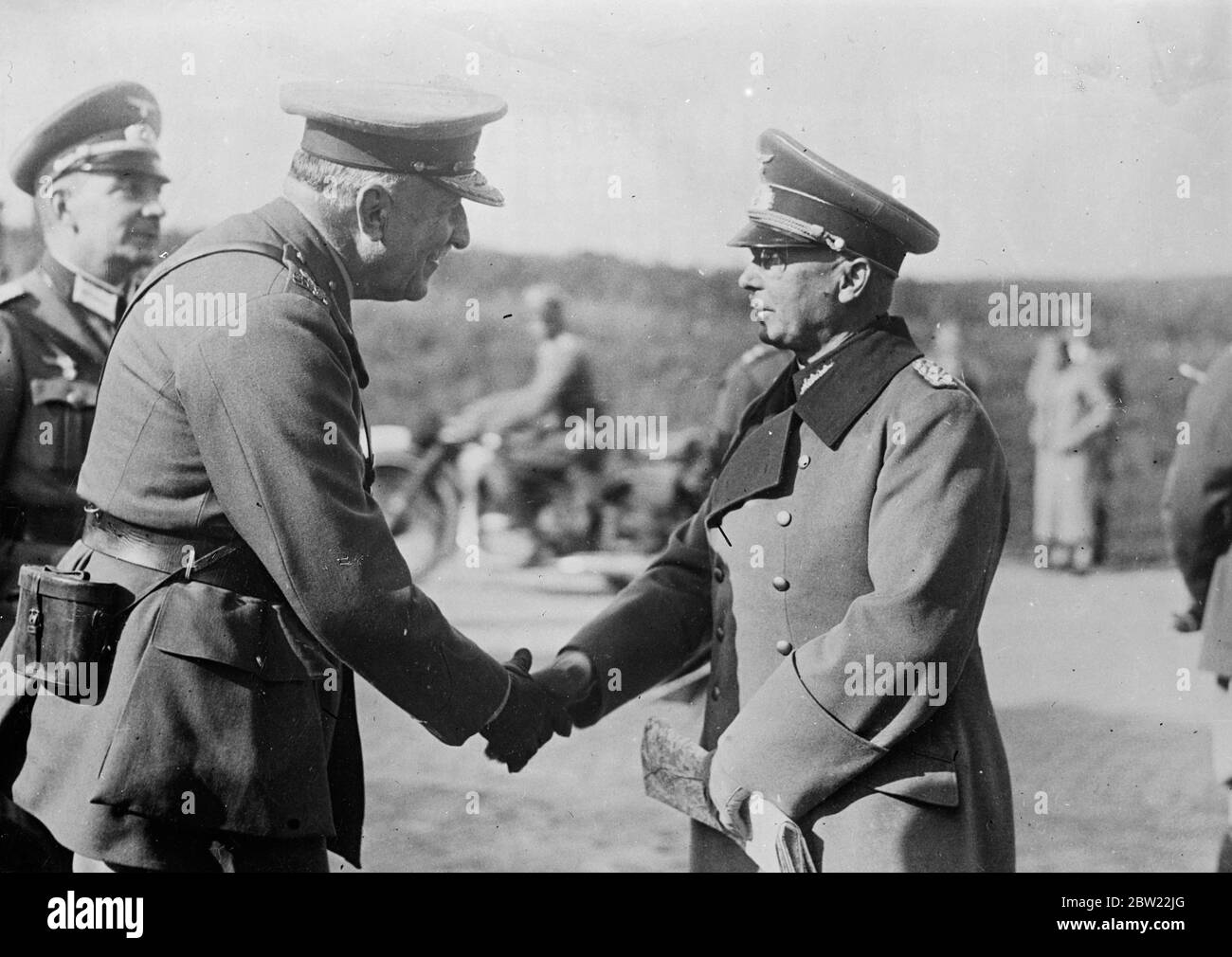 Comandante in capo britannico salutato dal comandante in capo tedesco alle manovre dell'esercito tedesco. Il maresciallo Sir Cyril Peverell, capo dello staff della generazione imperiale, è stato accolto dal col Gen Baron von Fritsch, comandante in capo dell'esercito tedesco, quando è arrivato a Meclemburgo, Germania del Nord, per osservare le grandi manovre tedesche come capo della delegazione britannica. Alle manovre partecipano anche Hitler e Mussolini. Foto mostra, sorridente campo Maresciallo Sir Cyril Peverell (sinistra), scuotendo le mani con la poppa di fronte, mono rivestito col Gen Baron von Fritsch alle manovre a Mecklenburg. 24 settembre Foto Stock