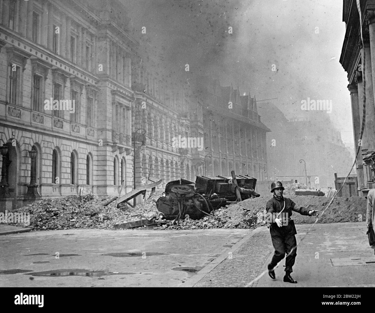 Un camion si è rovesciato su un mucchio di macerie durante il realistico raid aereo a Berlino. Senza preavviso, le sirene di massa hanno mandato 4 1/2 milioni di abitanti di Berlino a caccia di rifugio, mentre gli aerei da lettura si snodano sulle strade del più grande raid aereo fittizio mai visto in città. 20 settembre 1937. Foto Stock
