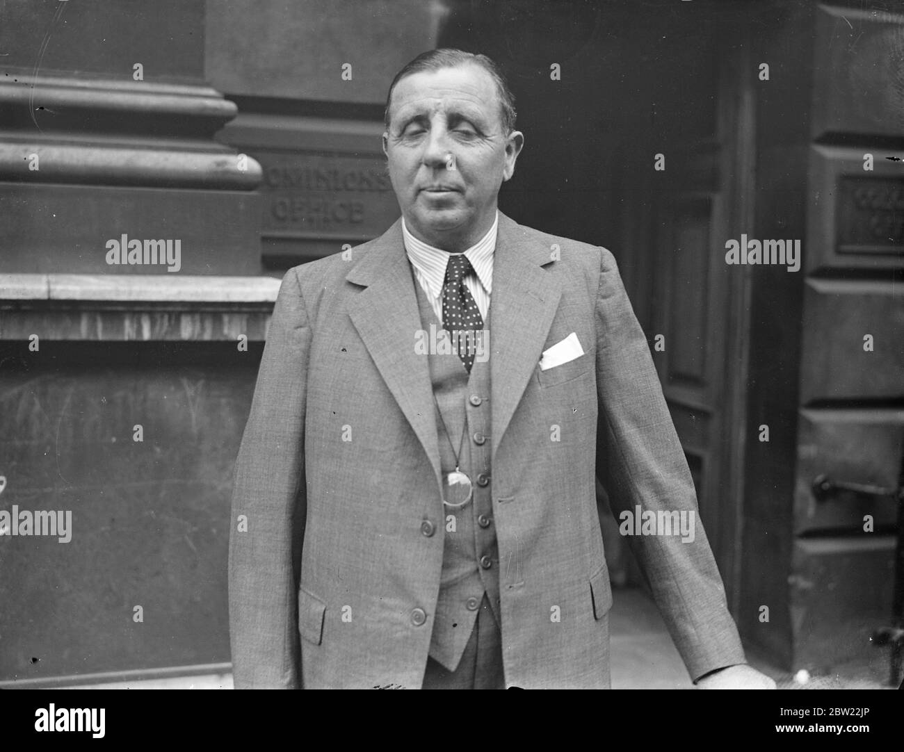 Sir Geoffrey Northcote con sua moglie per l'ufficio coloniale. Il nuovo governatore di Hong Kong, è andato all'ufficio coloniale di Londra prima di lasciare l'Inghilterra via aerea per assumere il suo posto. Il governatorato di Hong Kong ha uno stipendio di Â£7000, incluso 2200 indennità di rappresentanza. Il nuovo governatore si troverà con due residenti una casa di governo è stata devastata dal bianco e, ma è reso abitabile l'altro è rifugio di montagna. 29 settembre 1937. Foto Stock