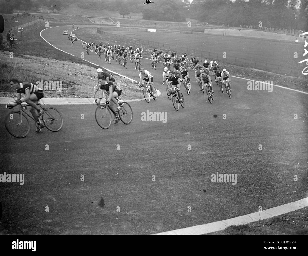 La massa di piloti dopo l'inizio della gara di bicicletta amatoriale sul circuito di Crystal Palace. La gara è stata di 62 miglia, 70 piloti devono percorrere 52 giri del circuito con le sue salite in collina. 11 settembre 1937. Foto Stock