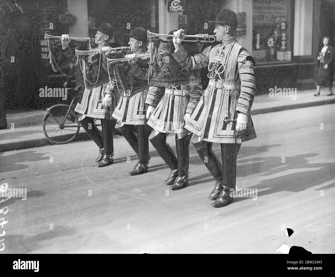 I trombettisti suonano un fanfare mentre il nuovo Lord Mayor lasciò la Guildhall dopo l'elezione del Lord Mayor Sir Henry Twyford come nuovo Lord Mayor di Londra la cerimonia è stata preceduta da un servizio nella chiesa di St Lawrence Jewry. 29 settembre 1937. Foto Stock