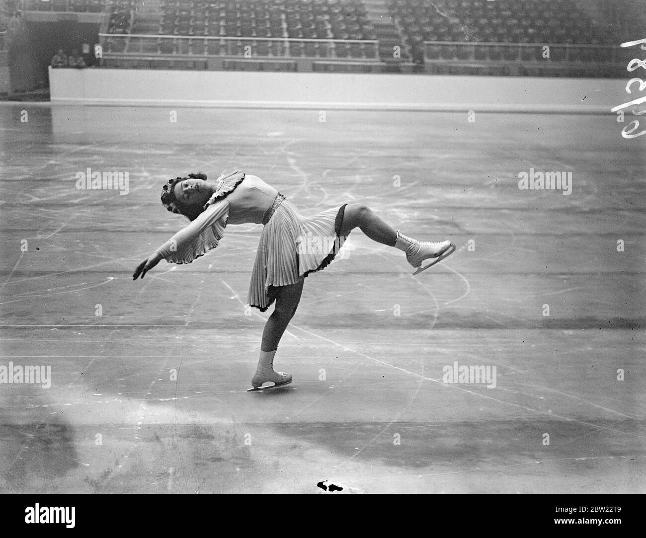 La sig.ra Megan Taylor si piega in una curva garbata mentre lei scivola sul ghiaccio ad Haringey, dove è stata seconda nel campionato mondiale amatoriale del 1937, ha praticato sul ghiaccio per la mostra di figura e pattinaggio freestyle. 16 settembre 1937. Foto Stock