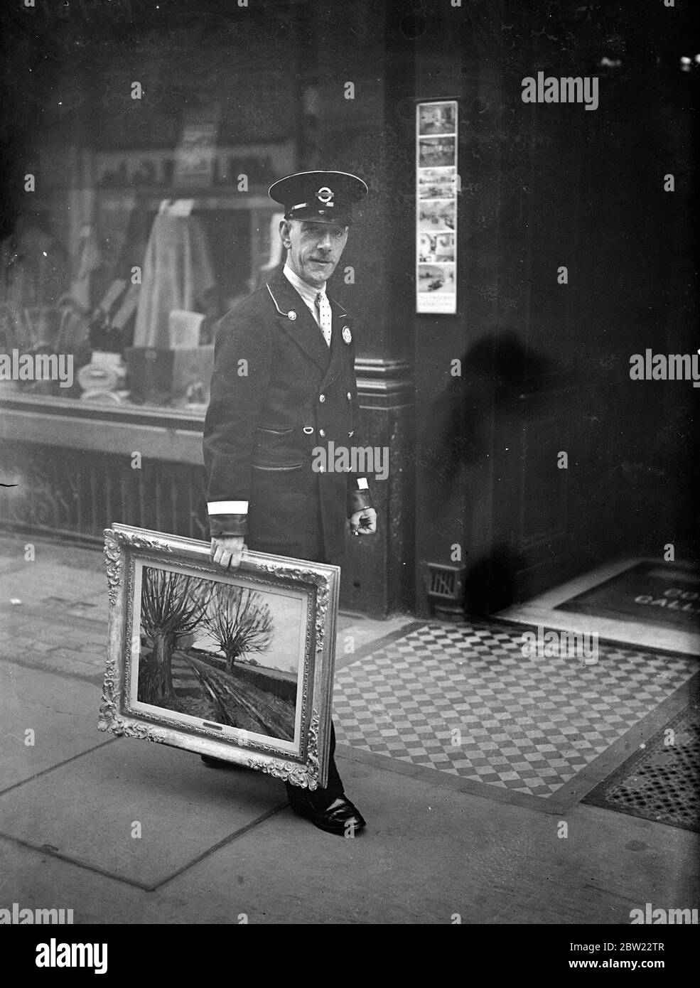Il signor Reginald Tilbrook, direttore d'autobus, in uniforme, arriva alle gallerie di raffreddamento con alcune delle sue immagini. Scoperta da una conversazione casuale con uno dei suoi passeggeri, la moglie del direttore artistico della Bombay Gallery del direttore degli autobus di Londra tiene una mostra personale delle sue opere. Il passeggero dell'autobus era la signora Gerard, moglie del signor Charles Gerard. 29 settembre 1937. Foto Stock