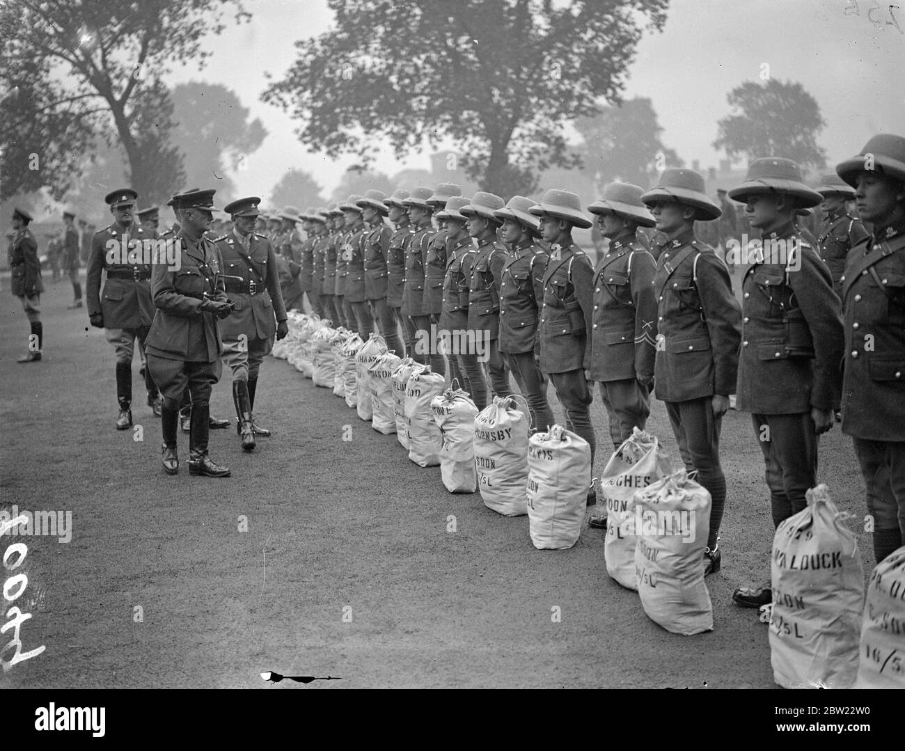 I 16/5 ballerini che partiranno a breve per l'India hanno sfilato per l'ispezione alle caserme di Hounslow da col J.V.R Jackson ufficiale comandante a Hounslow. 7 ottobre 1937. Foto Stock