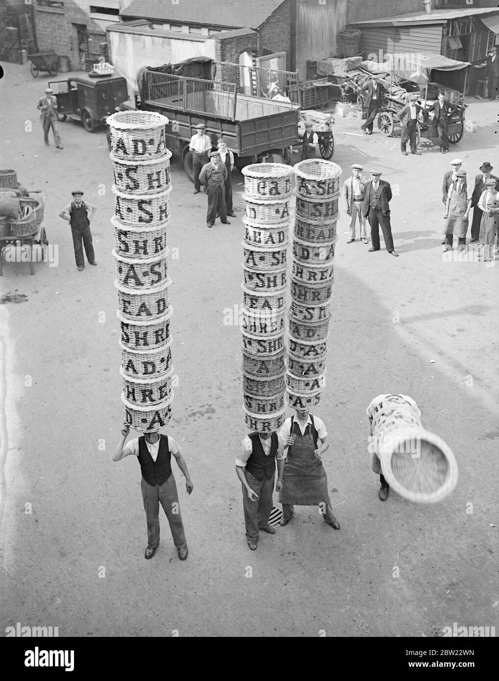 Un portatore del Borough Market che ha perso la testa quando si pratica con altri tre per il campionato di basket a metà bushel all-England degli sport della Borough Market Athletic Association a Herne Hill il 9 settembre. Questo è il settimo anno consecutivo in cui Charlie Chaplin ha dato il primo premio di Â£20. 4 settembre 1937 Foto Stock