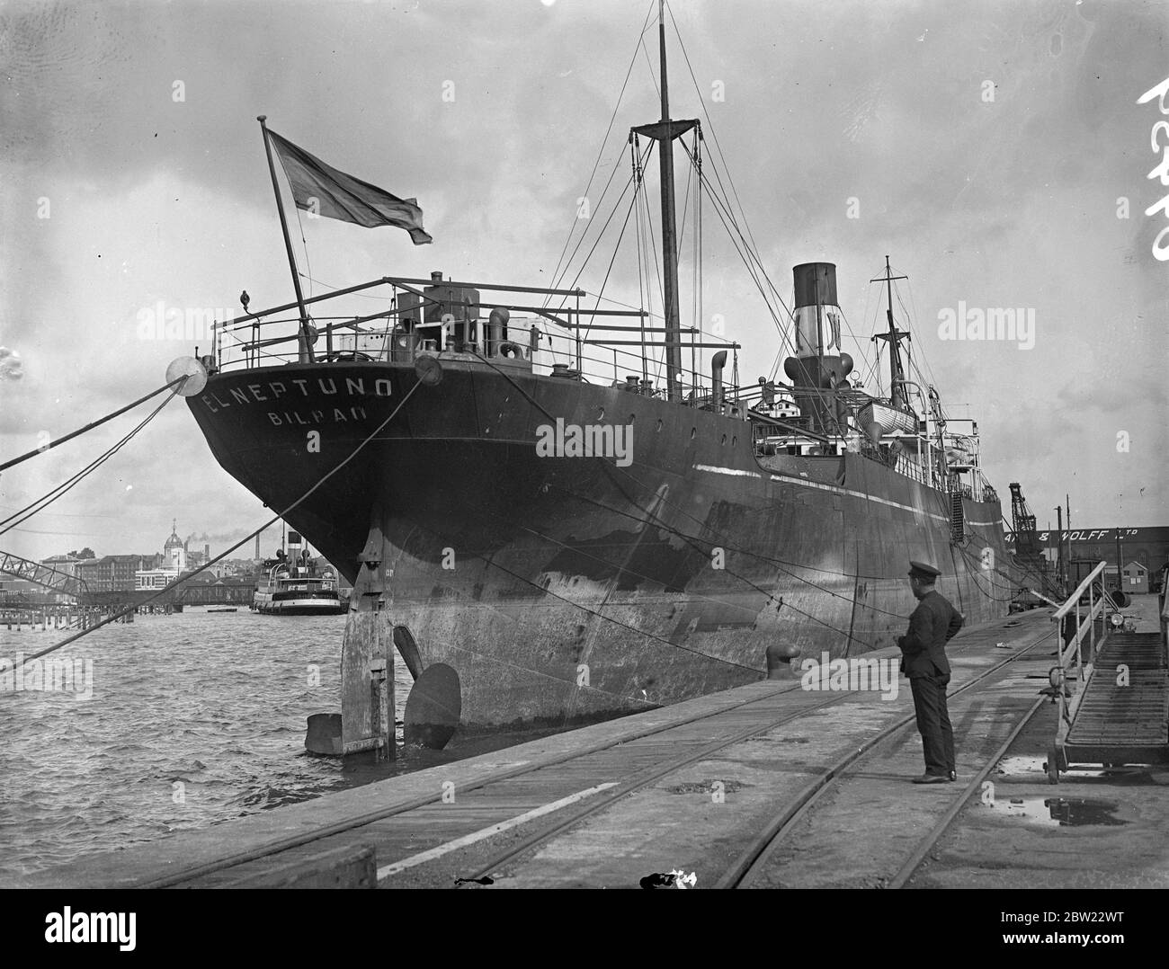 La nave spagnola El Nuptuno, arrivata a Southampton dal fiume Plate con un carico di grano, è stata arrestata su istruzioni dell'ammiragliato Marshall, sebbene non sia stato ancora dato alcun motivo per l'arresto. 18 settembre 1937. Foto Stock