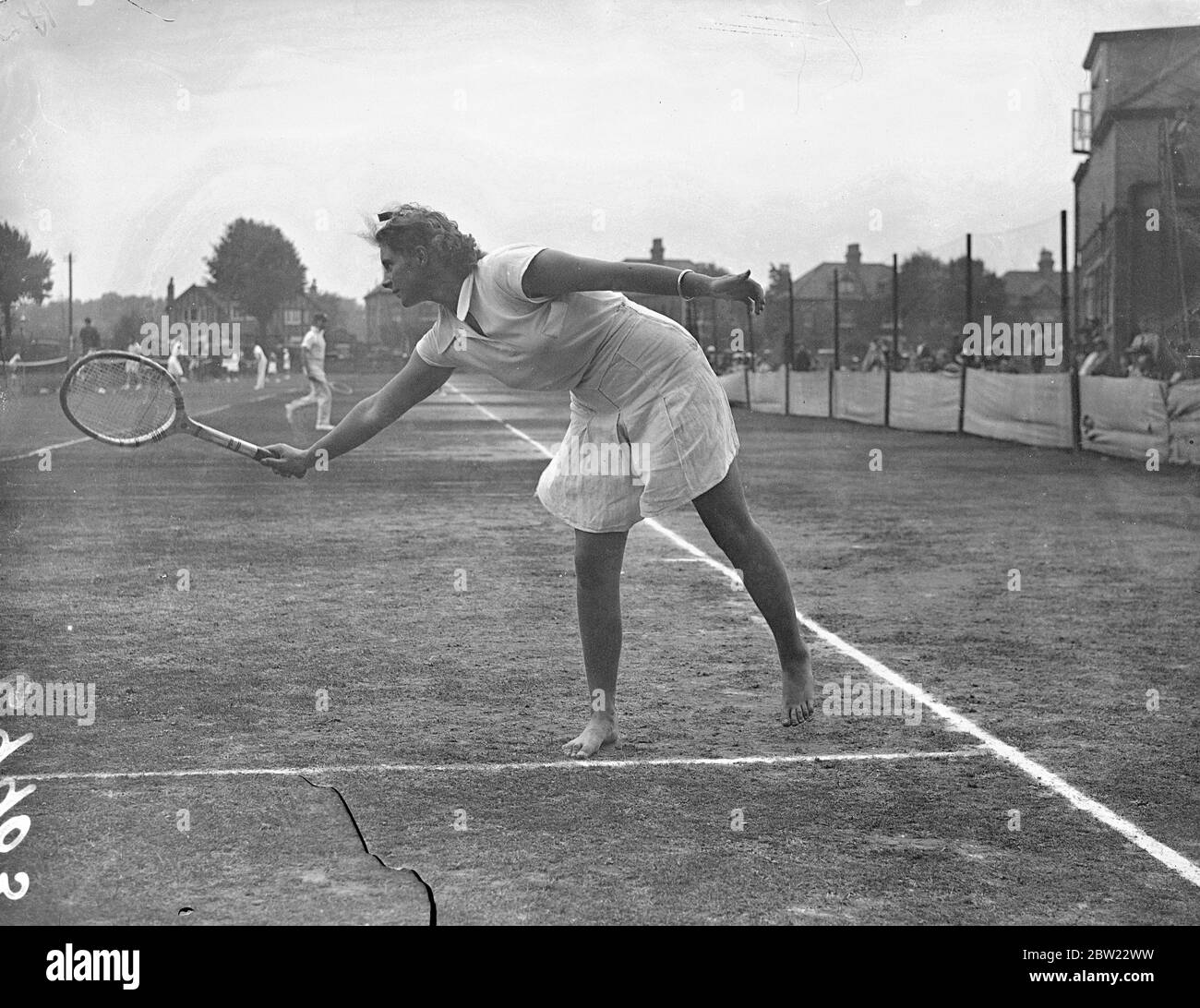 Giocando a piedi nudi, Miss D. Keech sta segnando una serie di vittorie nei Campionati di tennis del Kent a Beckenham, Kent. Ha vinto le sue partite singole e doppie. 1 settembre 1937 Foto Stock