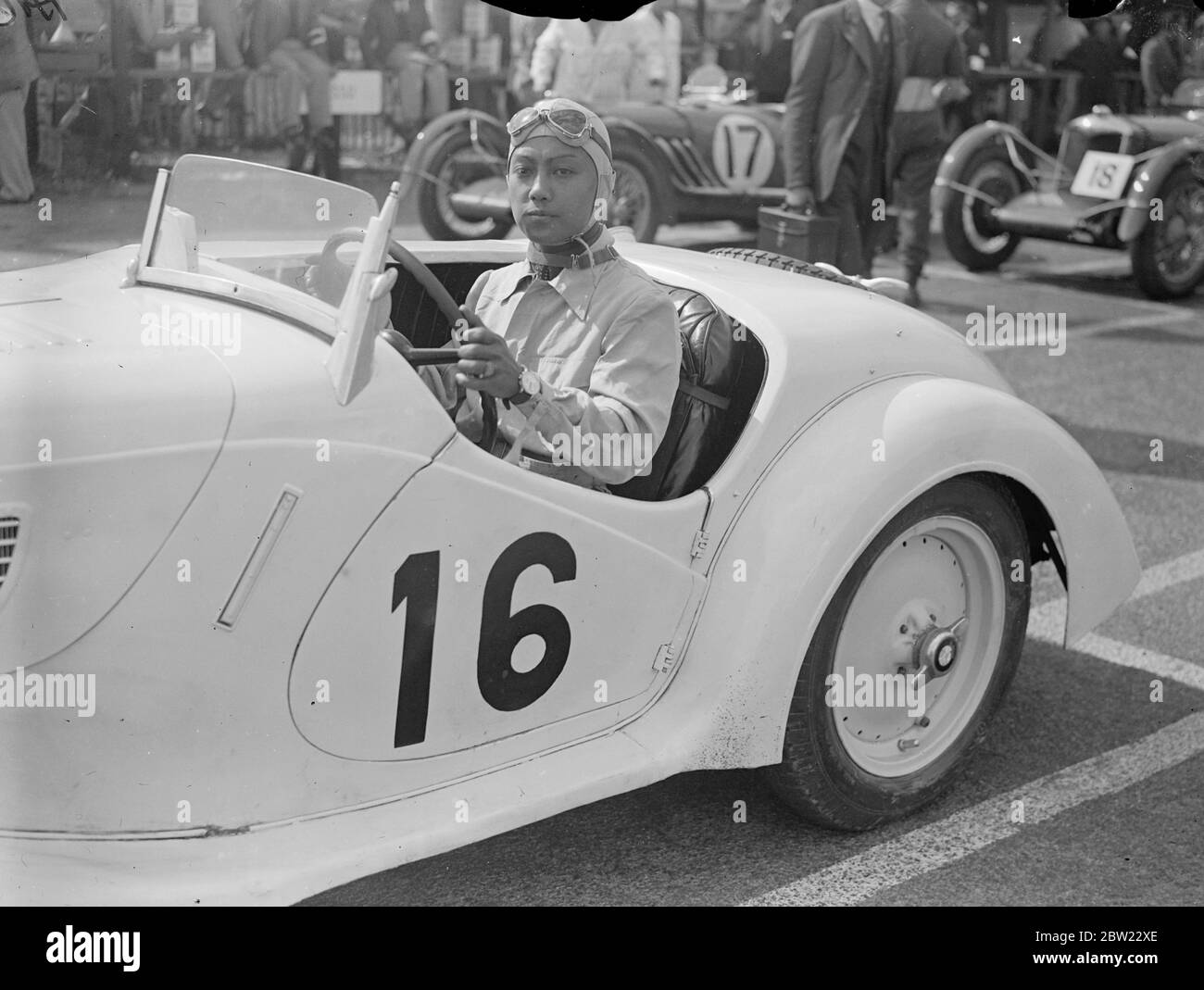 Prince Bura (Burabongse) la gara internazionale del Trofeo turistico del Royal Automobile Club si è tenuta a Donington Park, vicino a Derby, e copre le 312 miglia in quattro ore 35 minuti 27 secondi ad una velocità media di 68.7 miglia all'ora. Questa fu la prima volta che la gara si era svolta in Inghilterra dal 1928 al 1936. 4 settembre 1937. Foto Stock