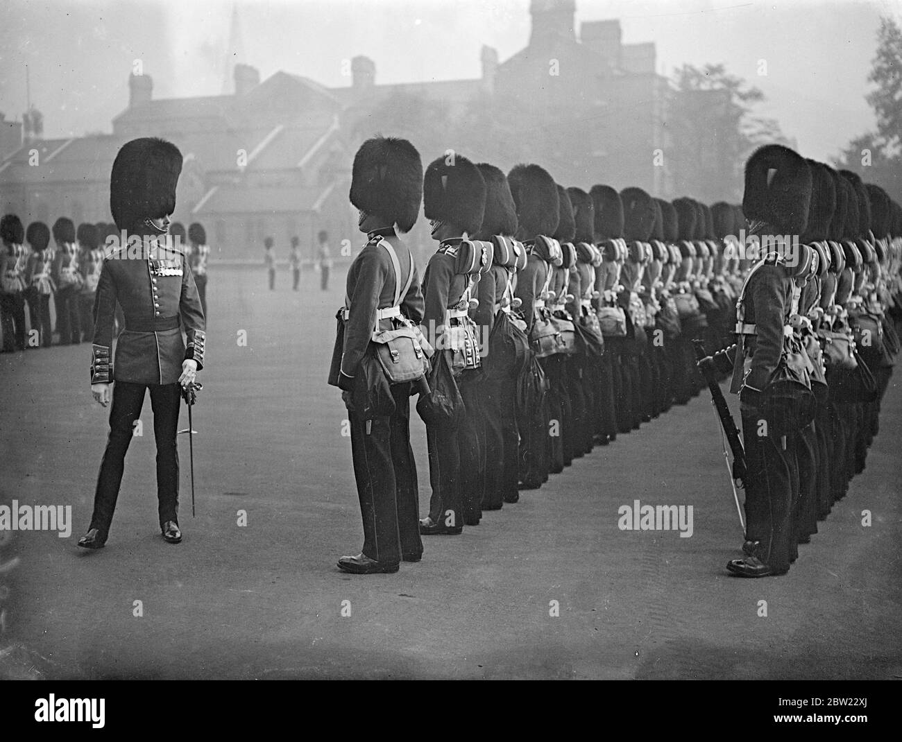 Le 3rd guardie di Grenadier sono state ispezionate da Lt col Sir John Aird alle caserme di Chelsea a Londra quando sono partiti per sostituire le seconde guardie di Battaglione Coldstream a Windsor come parte del cambiamento intorno ai quarti che sono stati effettuati nel comando di distretto di Londra. 29 settembre 1937. Foto Stock