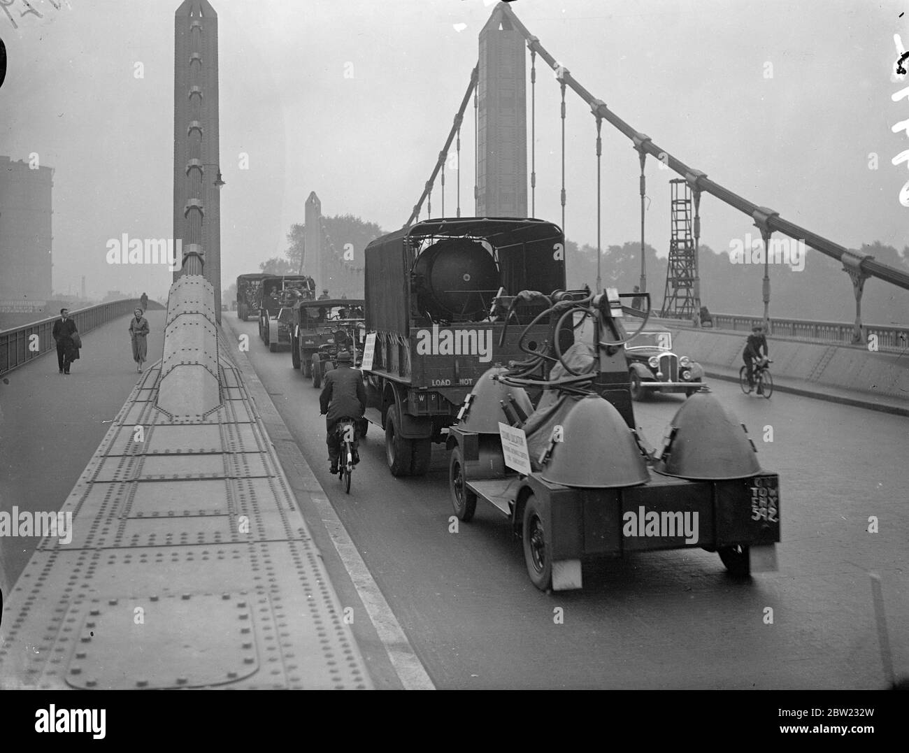 Reclutando per la difesa di Londra contro gli attacchi aerei, gli uomini della 51° Brigata Anti-Aircraft lasciarono il duca della sede centrale di york a Chelsea per fare una marcia diurna sul ponte di Chelsea. 6 ottobre 1937. Foto Stock
