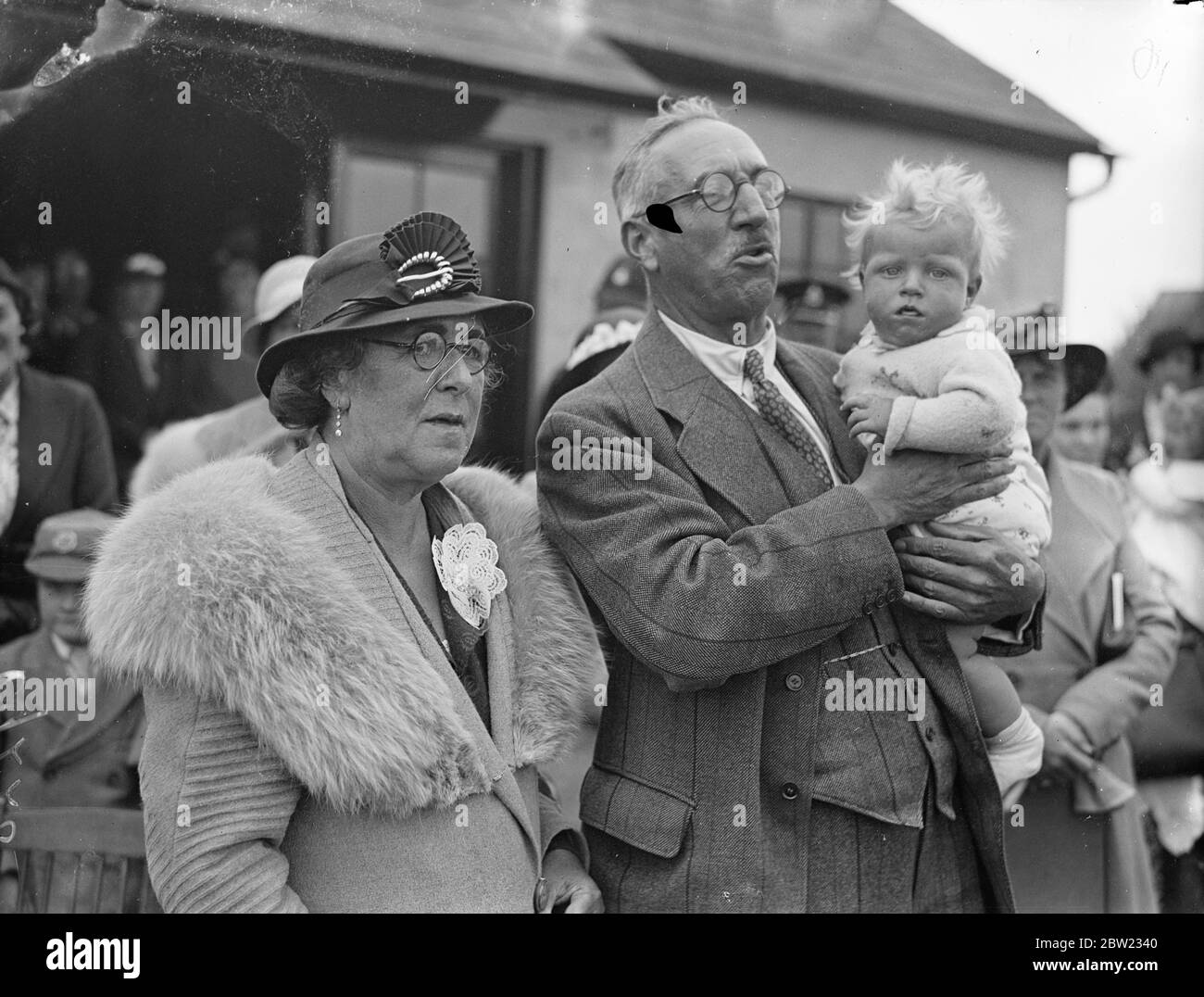 Lady Campbell e Sir Edward campbell, M.P, per Bromley Parliament sec al Ministro della salute ha aperto il baby show di raccoglitori di luppolo a Paddock Wood, Kent, dove sono al lavoro 5000 raccoglitori. Il baby show è organizzato dalla signora Costin, infermiera distrettuale. 11 settembre 1937. Foto Stock