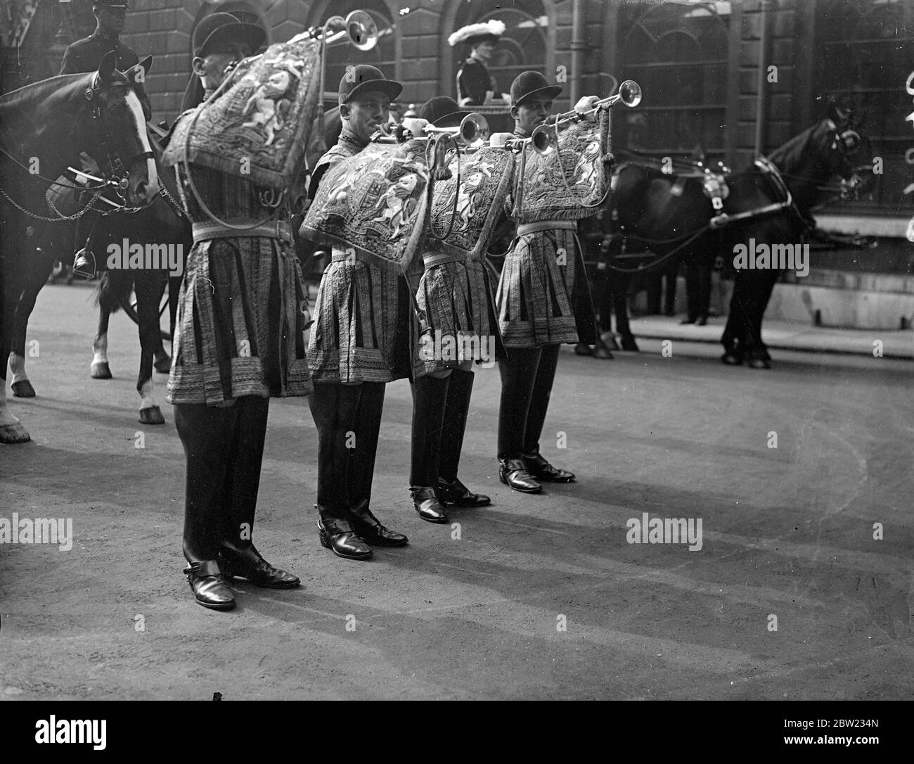 I trombettisti suonano un fanfare mentre il nuovo Lord Mayor lasciò la Guildhall dopo l'elezione del Lord Mayor Sir Henry Twyford come nuovo Lord Mayor di Londra la cerimonia è stata preceduta da un servizio nella chiesa di St Lawrence Jewry. 29 settembre 1937. Foto Stock