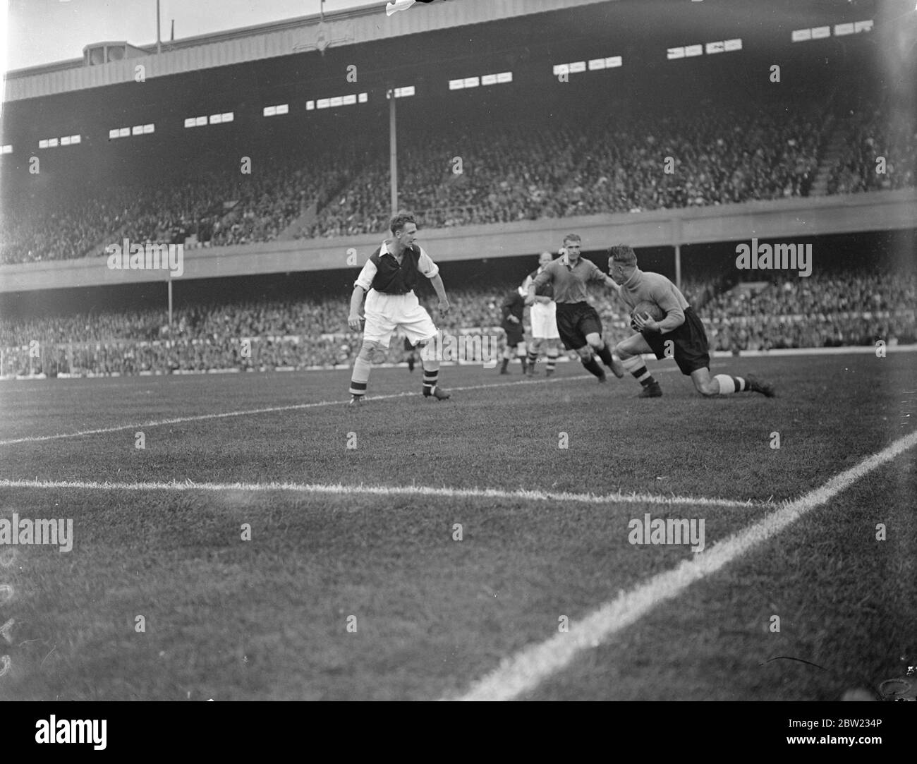 Wilson il portiere Arsenale di compensazione. Gli Arsenal erano la casa di Wolverhampton Wanderers nella prima partita di divisione ad Highbury. 4 settembre 1937. Foto Stock