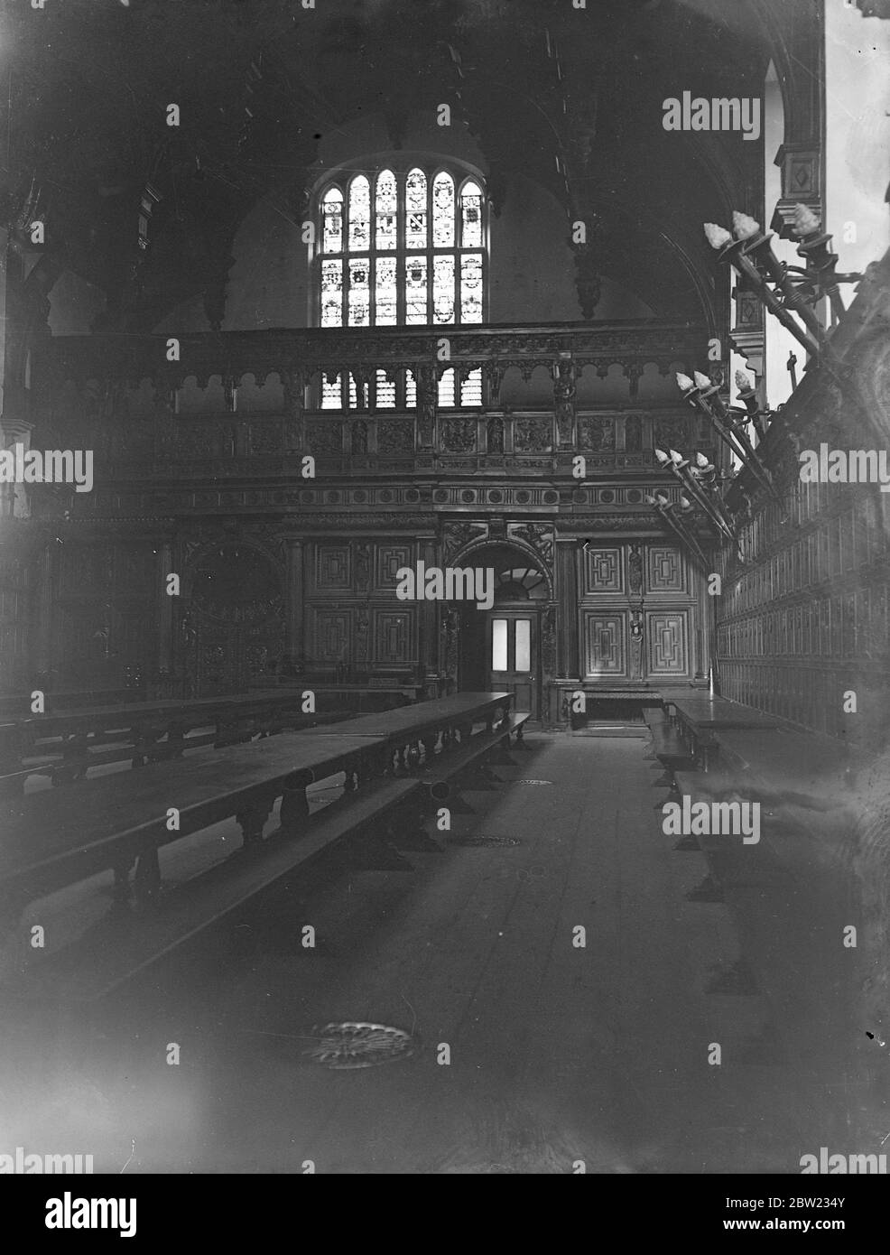 La Middle Temple Hall di Londra dove G.B. Harrison [George Baghawe Harrison] registrava per la Columbia Broadcasting System CBS. Agosto 1937 [?] Foto Stock