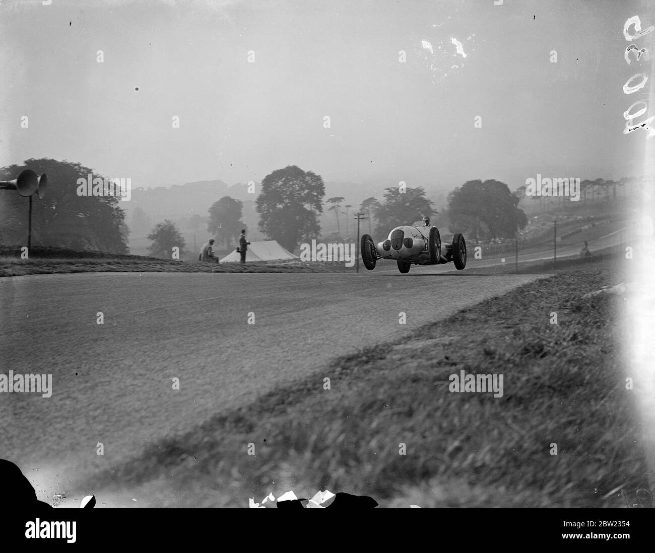 I piloti tedeschi hanno preso i primi cinque posti nella gara del Grand Prix di 250 miglia sul circuito di Donington Park, vicino a Derby. B rosemeyer uno ad una media di 82.36 miglia all'ora. 6 ottobre 1937. Foto Stock