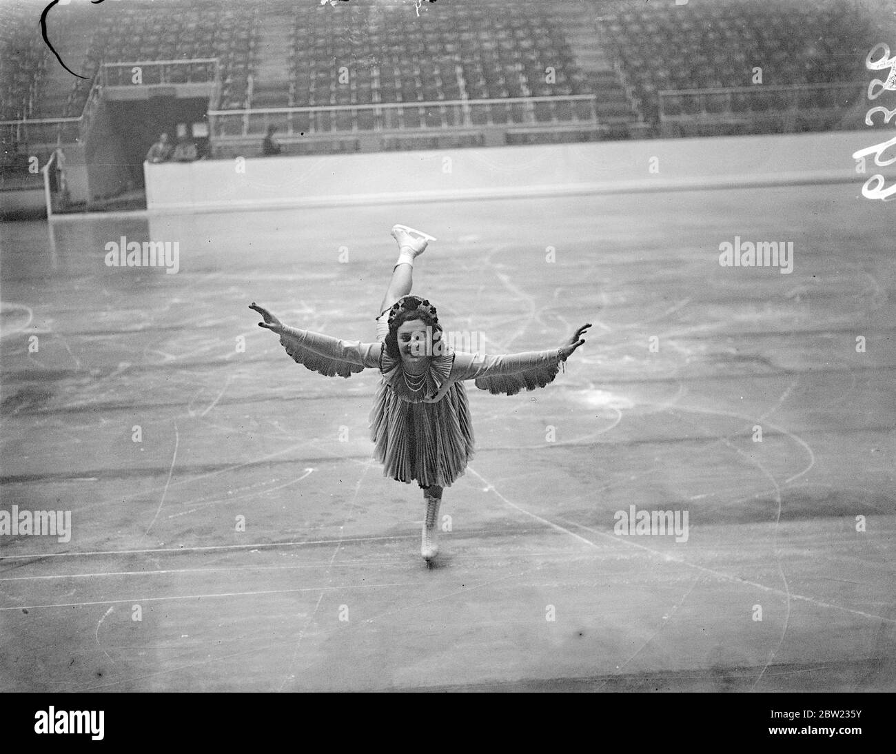 Miss Megan Taylor facendo una croce maltese sul ghiaccio a Haringey, dove è stata seconda nel campionato mondiale amatoriale 1937, ha praticato sul ghiaccio per la mostra di figura e pattinaggio freestyle. 16 settembre 1937. Foto Stock