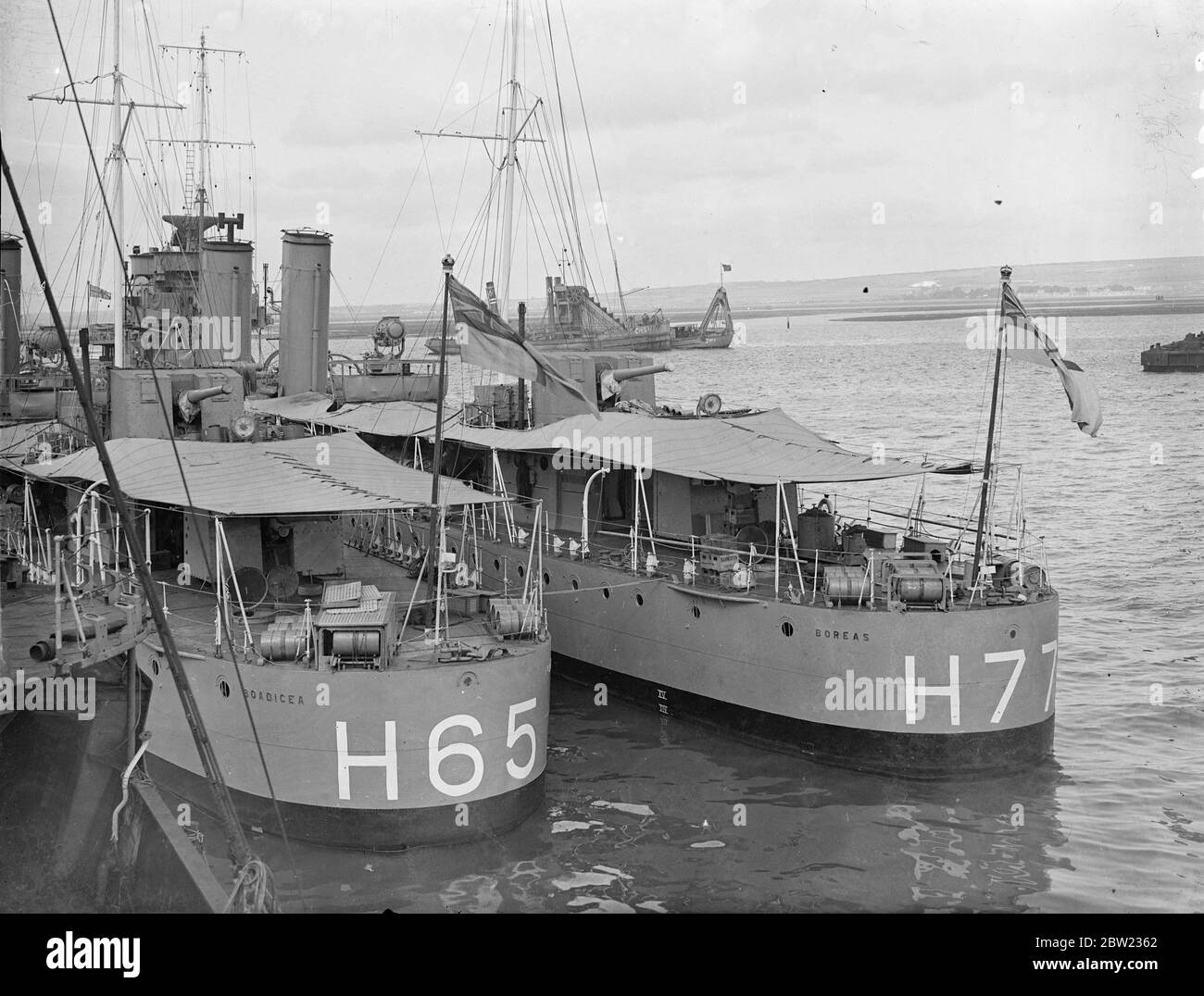 I cacciatorpediniere Boadices e Boreas sono in preparazione a Portsmouth la vendita domani per il Mediterraneo per aderire alla flotta britannica e francese nei doveri di pattuglia dopo la pirateria Nyon imballato. La caratteristica più significativa è la preparazione dei siluri dei cacciatorpediniere e delle cariche di profondità, per il pattugliamento è stato autorizzato ad affondare il sottomarino pirati in loco. 15 settembre 1937. Foto Stock