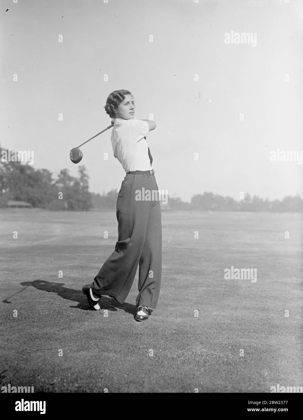 La sig.na Dorothy Thompson di Scozia si eserciterà sul campo di Stoke Peges per il campionato di golf delle ragazze per mercoledì prossimo. 6 settembre 1937. Foto Stock