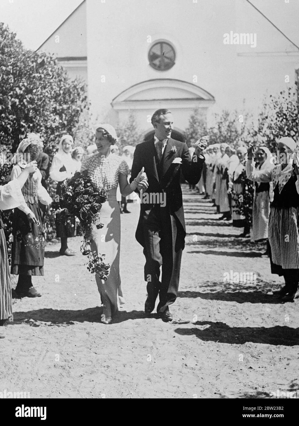 Il principe Carlo di Svezia lascia la chiesa con la sposa dopo il matrimonio . Rinunciando al suo titolo e alle sue prerogative come membro della famiglia reale svedese, il principe Carlo , nipote del re di Svezia, fu sposato a Stoccolma con la contessa Elsa von Rosen. 8 luglio 1937. Foto Stock