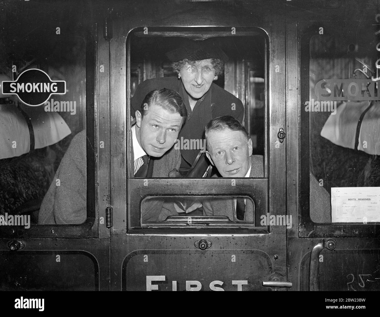 Lord and Lady Kinnaird , accompagnato dal figlio l'onorevole George Kinnaird, lasciò la stazione di Waterloo sul treno della barca Aquitania per l'America. 6 ottobre 1937. Foto Stock