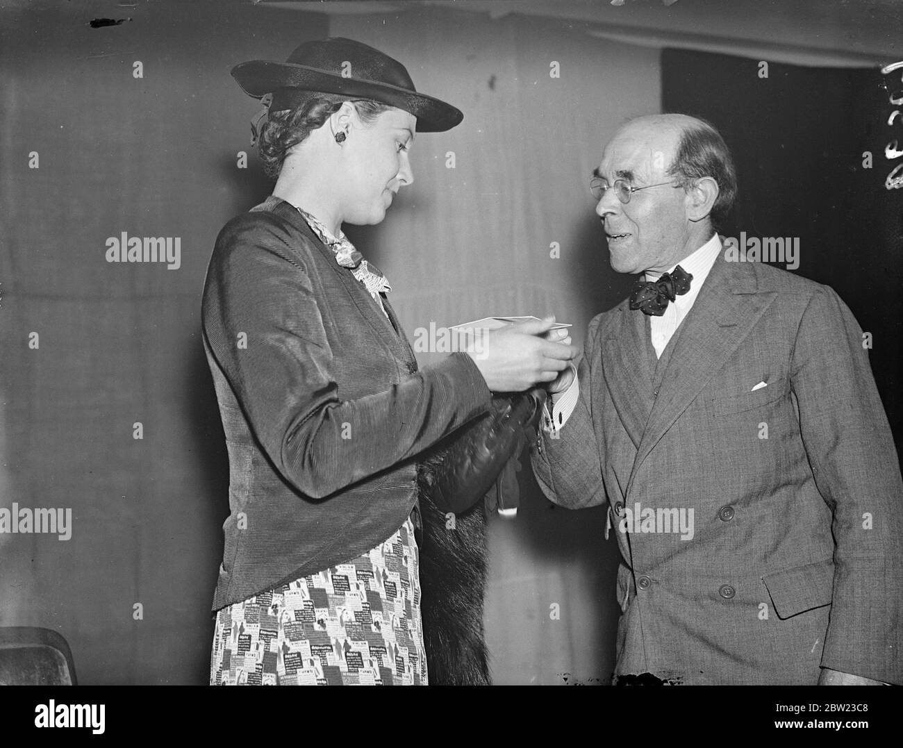 La sig.ra Margaret Lane riceve il premio da Sir William Rothenstein . È stata vincitrice del premio Femina vie Heureuse per il miglior lavoro di scrittura fantasiosa. 7 luglio 1937. Foto Stock