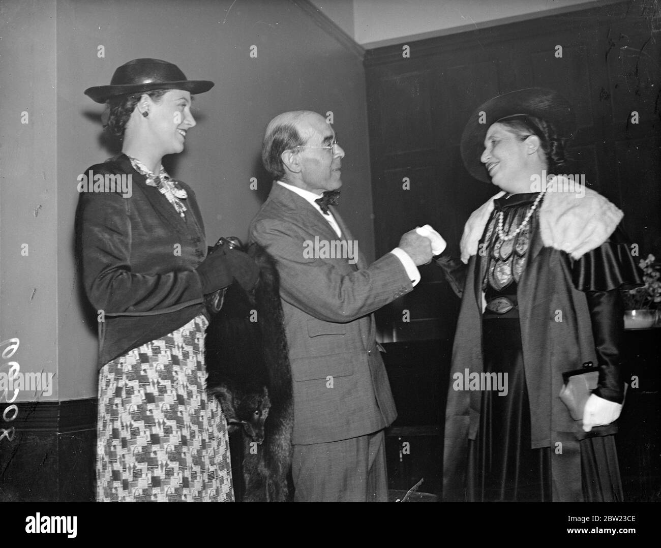 Margaret Lane e Madame Elvire Pelissier (mani tremanti) che hanno ricevuto i loro premi da Sir William Rothenstein. Sono i vincitori del premio Femina vie Heureuse per il miglior lavoro di scrittura fantasiosa. 7 luglio 1937. Foto Stock