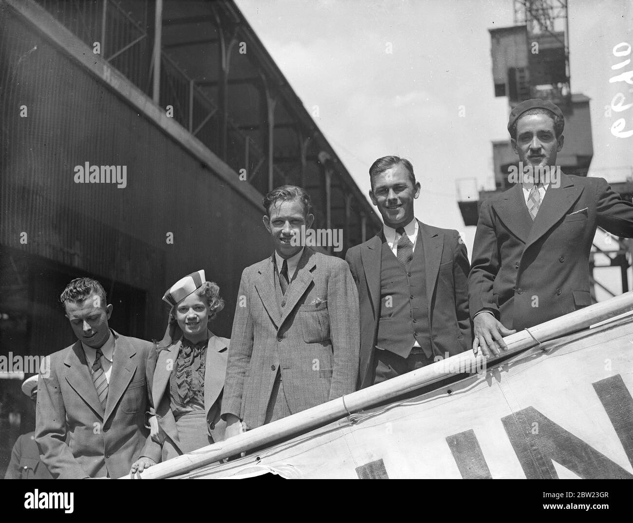 Una squadra di piloti dell'american speedway è arrivata a Southampton sul liner Aquitania per le partite di test in Inghilterra. Spettacoli fotografici ; da sinistra a destra: Earl Farrand con la signora Farrand, Pete Coleman, Shorty Campbell e Morice Trujullo all'arrivo a Southampton. 20 luglio 1937 Foto Stock