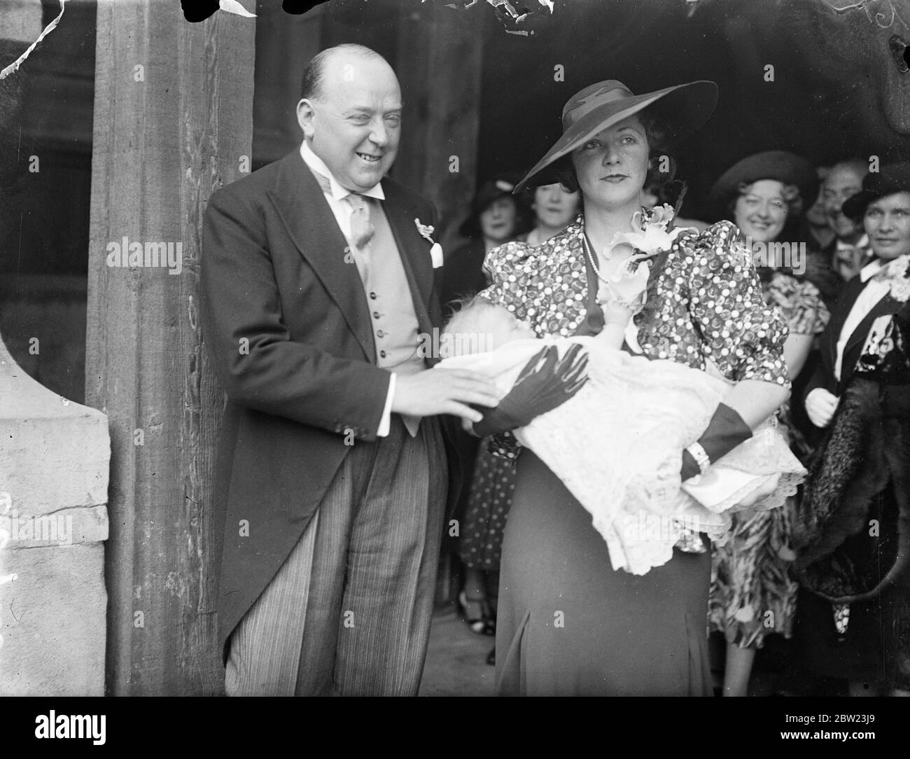 Capitano e la signora Plugge con il loro figlio dopo il suo battesimo . Captain Plugge è membro del Parlamento di Rochester e presidente del Club Internazionale di Broadcasting. 1937 Foto Stock