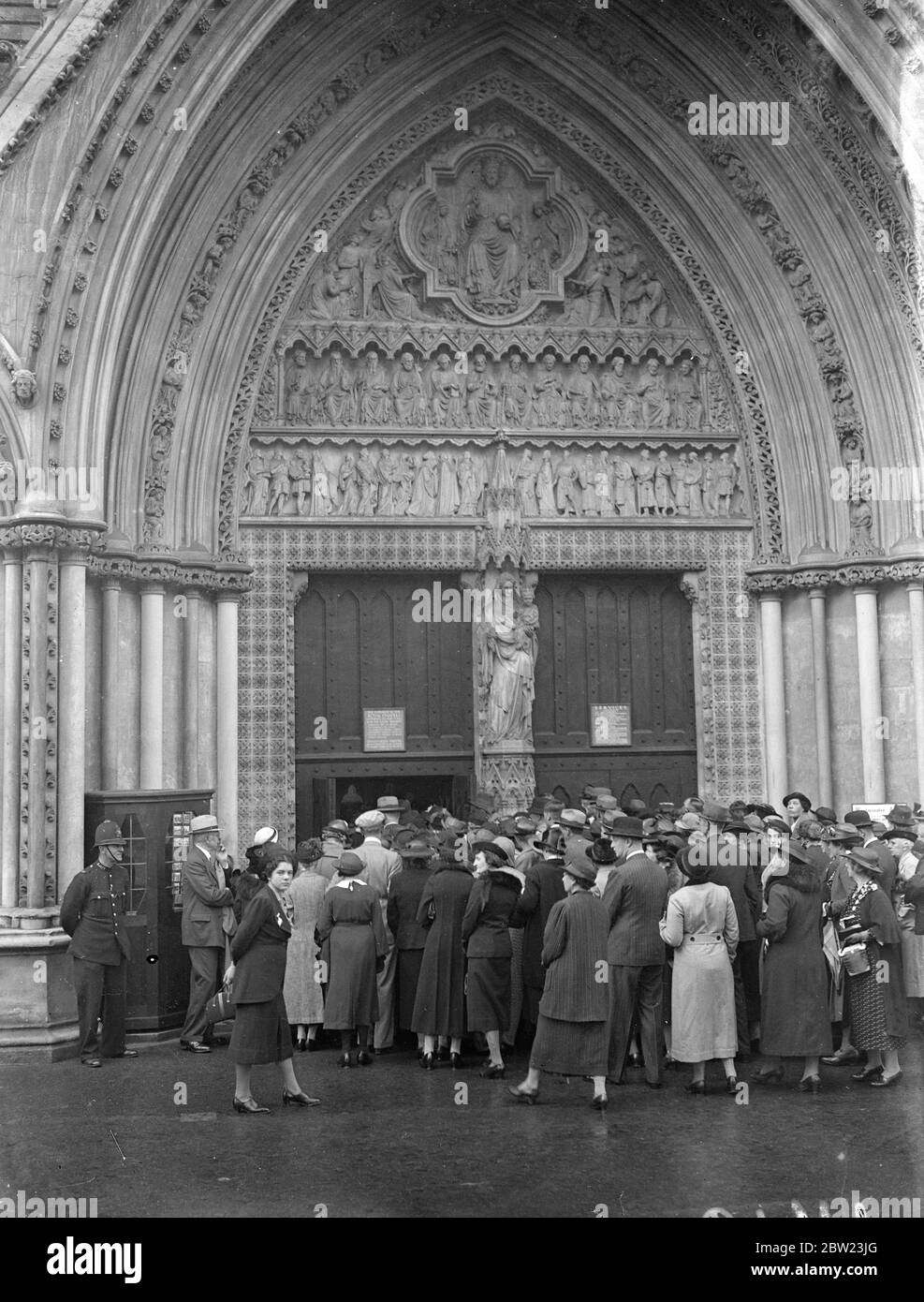 L'Abbazia di Westminster, dopo essere stata chiusa per nove mesi a causa dell'incoronazione, è stata riaperta oggi (domenica) per i servizi pubblici. La folla di persone si accoda per il primo servizio. 26 settembre 1937 Foto Stock
