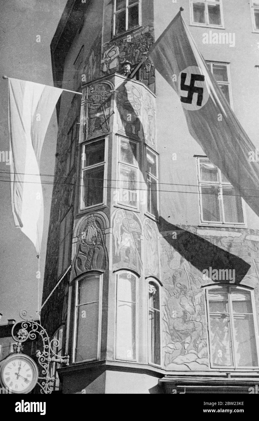Bandiere tedesche e austriache volano fianco a fianco. Bandiera swastika della Germania e bandiera austriaca che volano fianco a fianco su un edificio a Salisburgo, in Austria, dopo il 'colpo di stato' di Hitler. La swastika volò solo per un giorno, dato che la bandiera nazista è stata ora proibita di volare in Austria. 22 febbraio 1938 Foto Stock