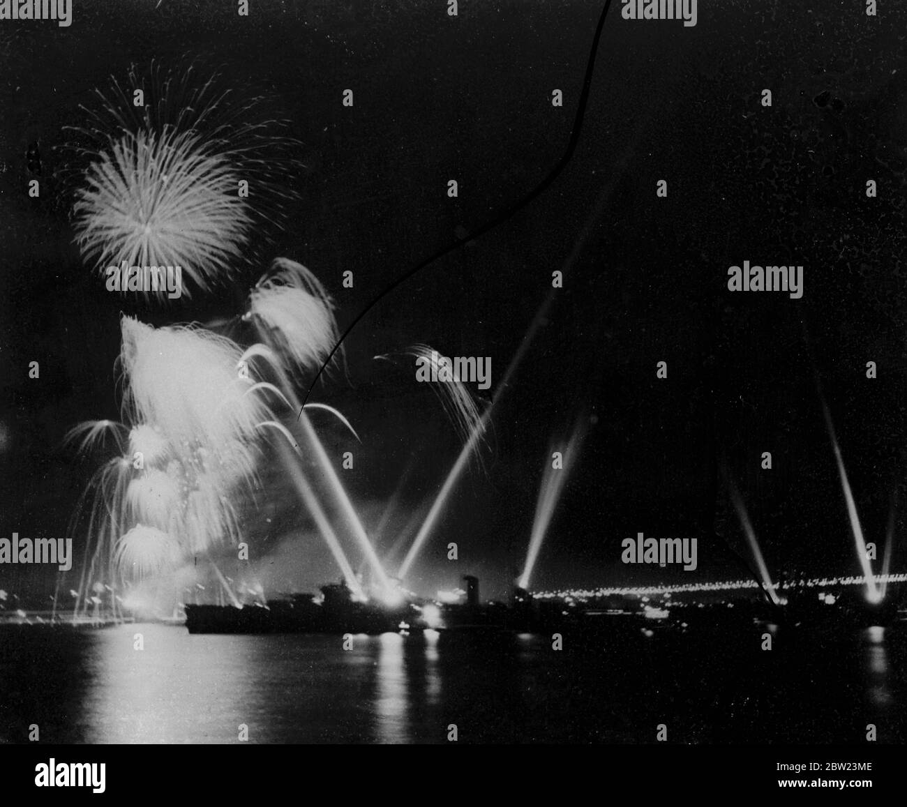 Sydney dice 'buon compleanno' con fuochi d'artificio. Brillanti fuochi d'artificio che illuminano il cielo sul porto di Sydney, nel nuovo Galles del Sud, durante il Carnevale Veneziano, che faceva parte delle celebrazioni che segnavano il 150° anniversario della prima colonizzazione bianca dell'Australia. 16 febbraio 1938 Foto Stock