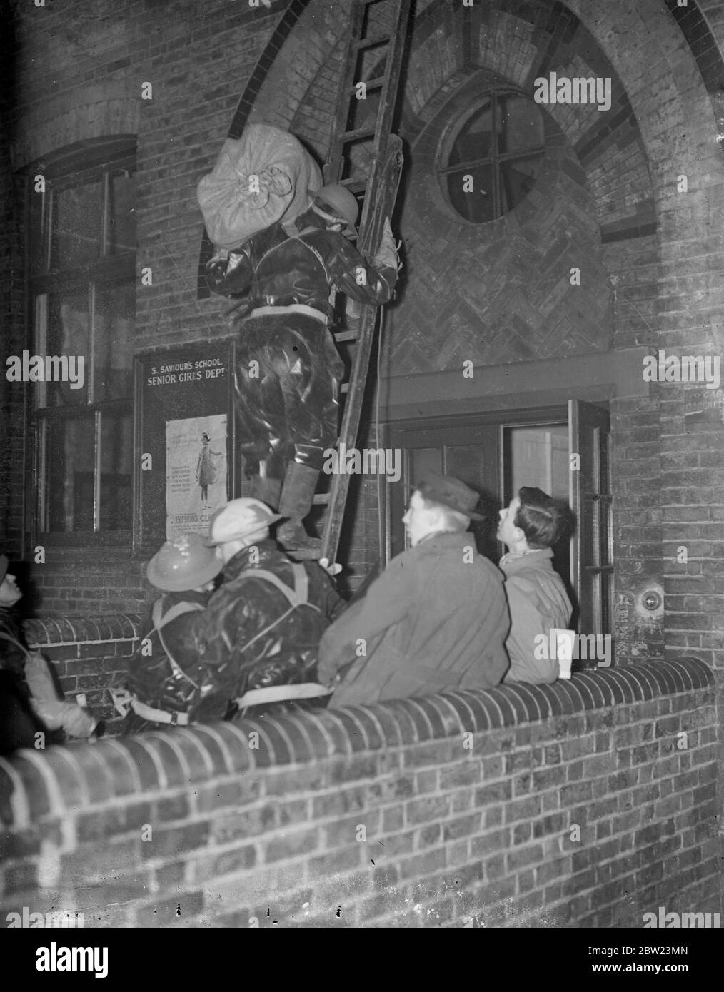 Paddington è il primo London Borough a mettere in scena il test Air raid. Primo London Borough a tenere i test di precauzione RAID aereo, stazione di Paddington, una dimostrazione spettacolare con parti di riparazione stradale, decontaminazione e squadre di pronto soccorso e un 'gas di senape, lavanderia' dopo il buio. Il test, in cui Rover Scouts ha preso parte alle vittime, è stato effettuato in presenza di funzionari dell'ufficio di casa. Sono stati sferrati sei "attacchi" e il lavoro è stato affrontato in due ore. Foto mostra, e salvataggio stanno portando giù un gas 'casualty' da un edificio colpito da una 'bomba' nella Formosa Road, Paddington. 16 febbraio 1938 Foto Stock