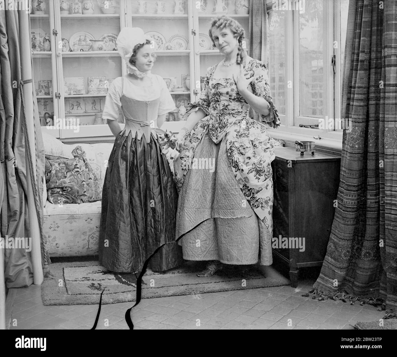 Moda dei secoli passati per aiutare l'ospedale. Raccolta offerta alla nazione. Abiti squisiti, che formano una collezione quasi ineguagliabile che è stata offerta alla nazione dal dottor C Willett Cunnington, sono da indossare da famose attrici e manichini in 'Fashion Contrast', Si svolgerà sotto il patrocinio della Duchessa di Gloucester al Dorchester Hotel all'inizio di aprile in aiuto dell'ospedale King's College. Saranno esposti oltre 100 abiti da 1760 a 1930. Mostre fotografiche, "indie" e la rottura del XVIII secolo esposti a casa del dottor Cunnington a Finchley (Londra). Sally West (a sinistra Foto Stock