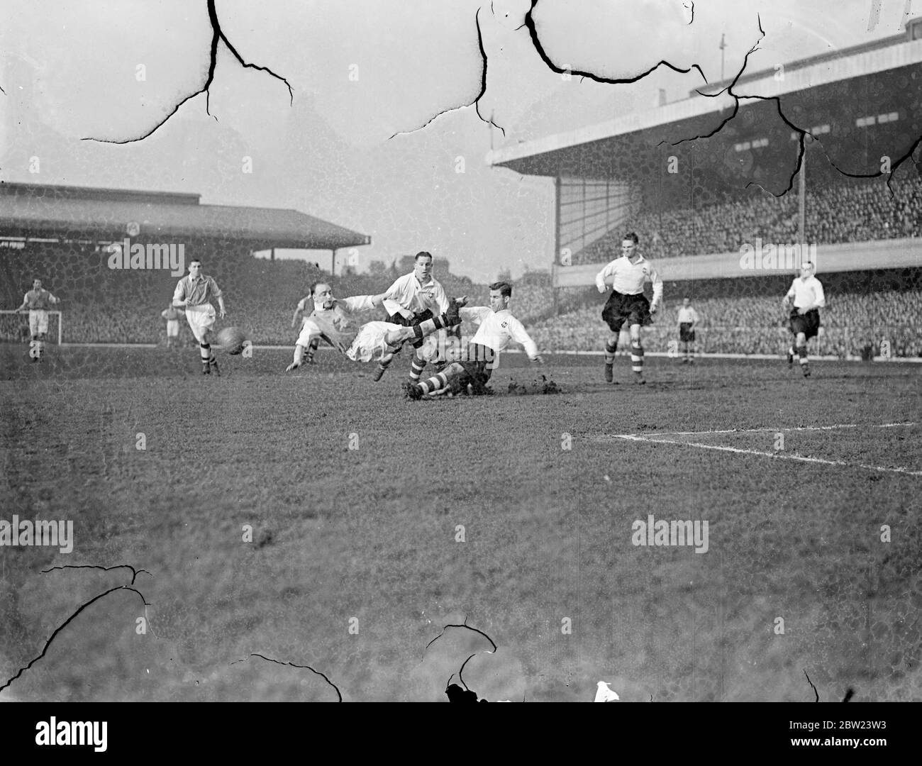 Salto in volo di George Hunt alla Highbury Cup Tie. Arsenal e Preston North End si sono incontrati nel quinto round della gara di fa Cup ad Highbury, Londra. 12 febbraio 1938 Foto Stock