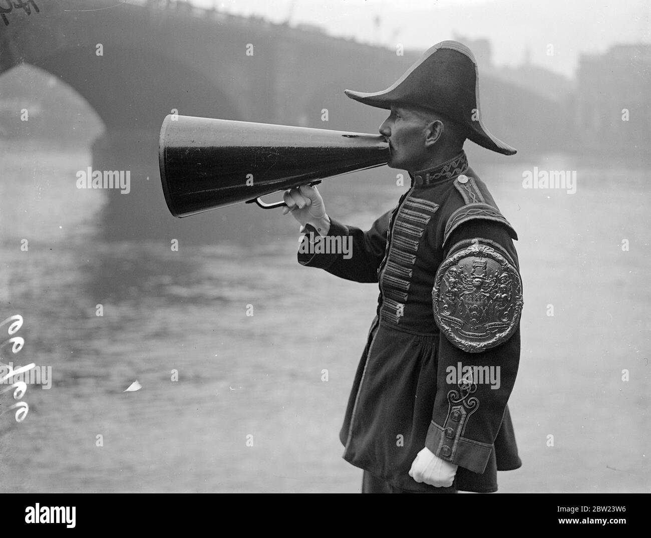 Il signor Harry Phelps è il primo della 23° corsa annuale di sculling , il Doggett's Coat e Badge , che si svolge su un percorso di 6 miglia dal London Bridge al Chelsea Bridge. Il concorso è stato avviato nel 1715 da Thomas Doggett che ha offerto il premio per commemorare l'adesione di Re Giorgio I. il vincitore della gara riceve un cappotto rosso con un badge d'argento sul braccio sinistro. 23 luglio 1937. Foto Stock