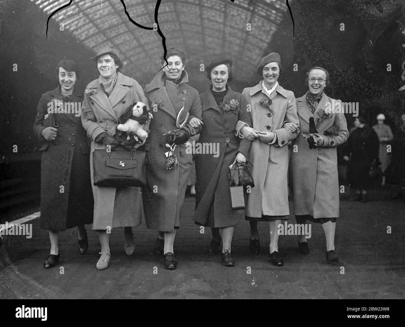 Sei ragazze inglesi che vogano lasciano Londra per competere in Australia. Sei ragazze, hanno lasciato la stazione di St Pancras, Londra, per Sydney, New South Wales, per competere come un equipaggio amatoriale di canottaggio nelle celebrazioni australiane del 150 ° anniversario. Uno è un medico, uno un insegnante, uno una macchina in un lavoro di stampa e due altri di funzionari pubblici. La loro età media è di circa 25 anni. Gareggeranno in gare di canottaggio in sei diverse regate australiane, utilizzando le barche fornite dai club australiani a causa delle spese di trasporto proprie. Da sinistra a destra, Miss B (St Georges Rowing Club), Miss e M Gait (United u Foto Stock